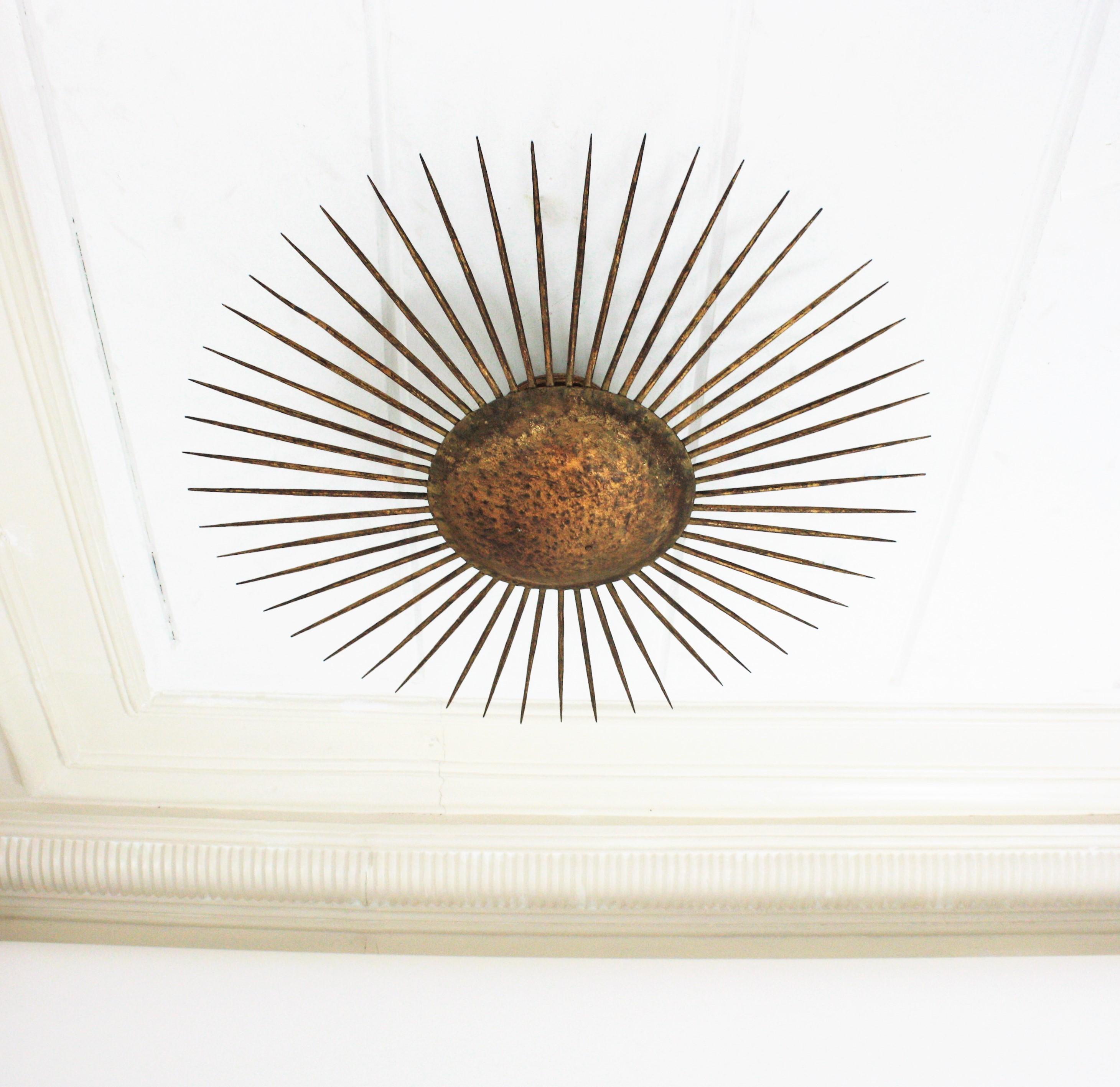 French Sunburst Ceiling Light Fixture in Gilt Wrought Iron, 1940s For Sale 3