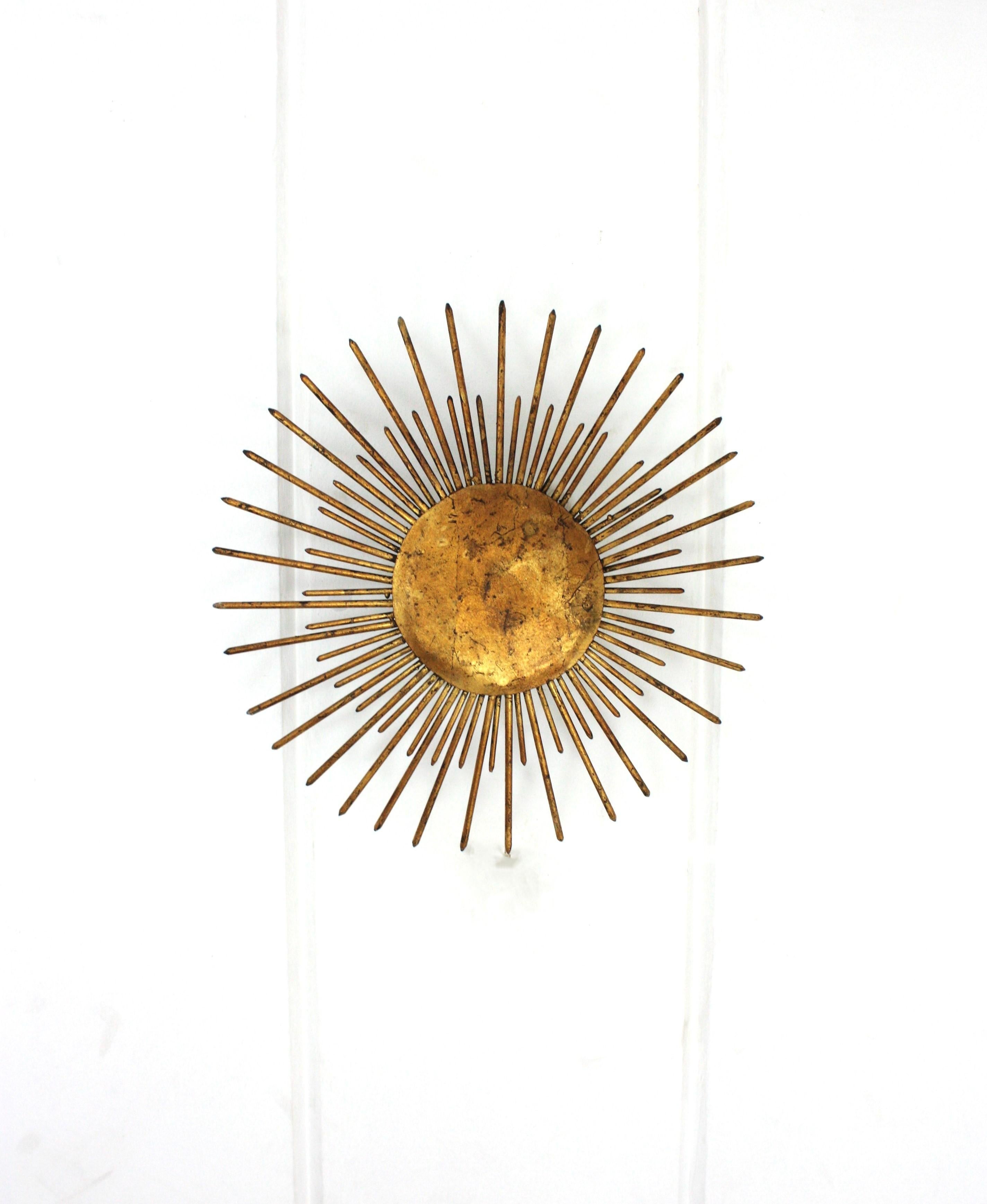 French Sunburst Ceiling Light Fixture in Gilt Wrought Iron, 1940s For Sale 4
