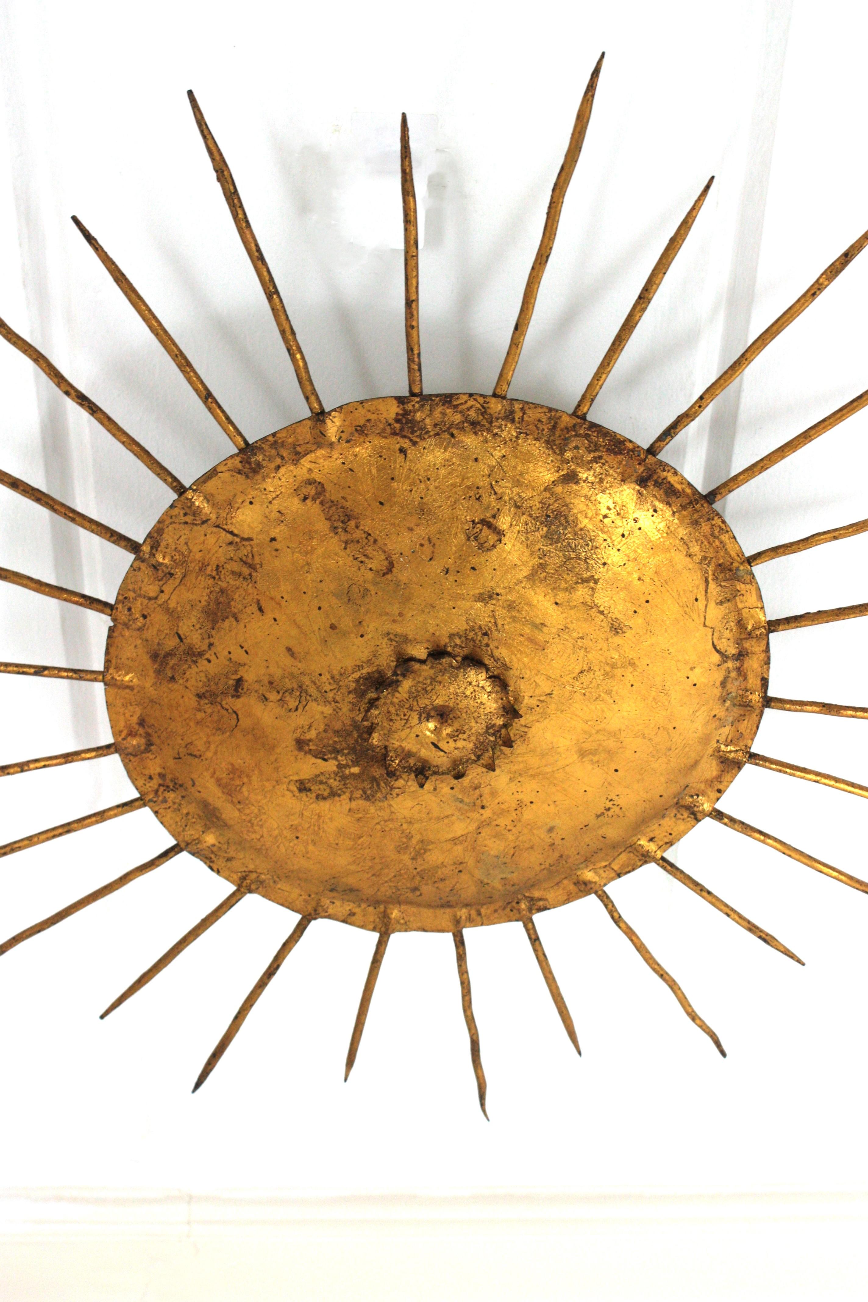 French Sunburst Ceiling Light Fixture in Gilt Wrought Iron In Good Condition For Sale In Barcelona, ES