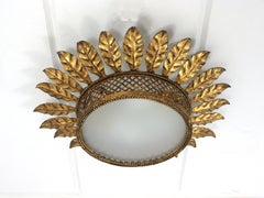 Plafoniera francese a raggiera con dettaglio a griglia in ferro dorato, 1950 ca.