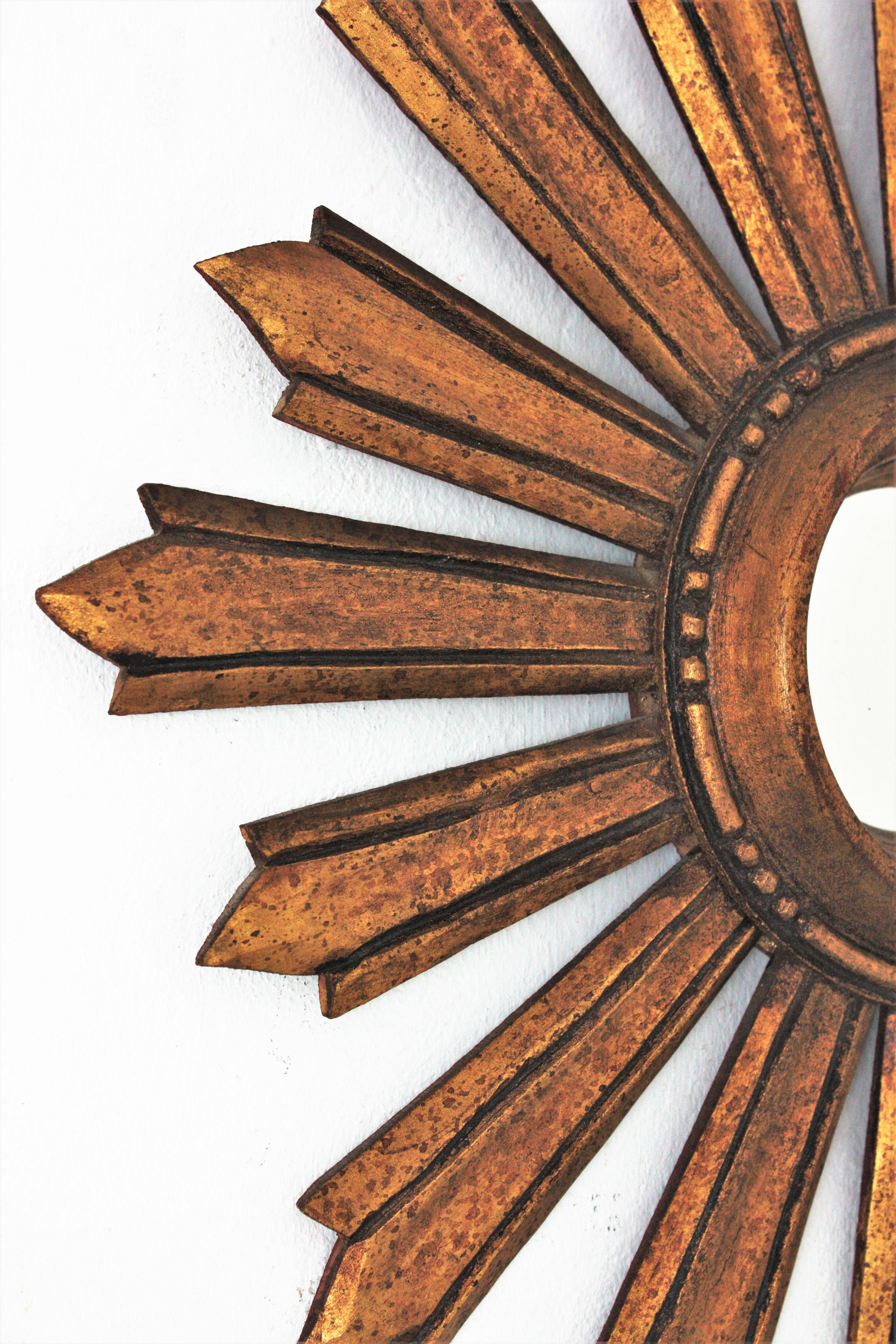 Konvexer Spiegel aus vergoldetem Holz mit Sonnenschliff von Sunburst, 1940er Jahre im Zustand „Gut“ im Angebot in Barcelona, ES