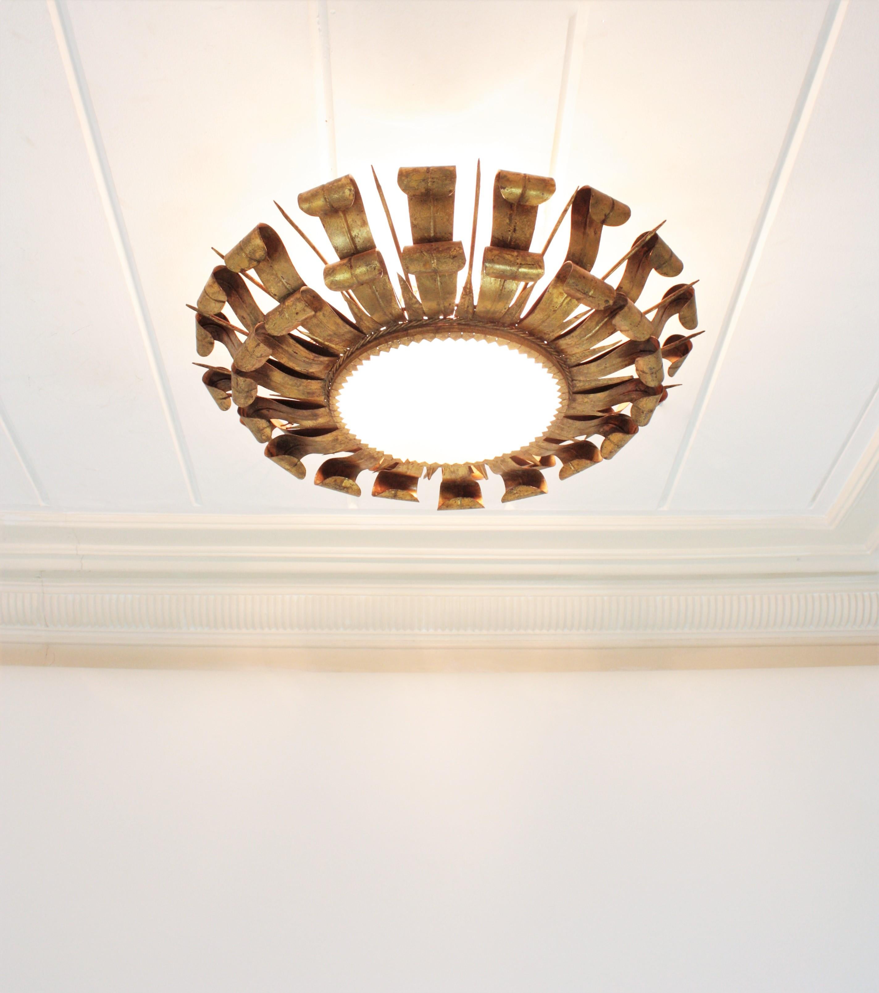Luminaire à encastrer en fer forgé doré avec cils et clous en forme de soleil français en vente 4