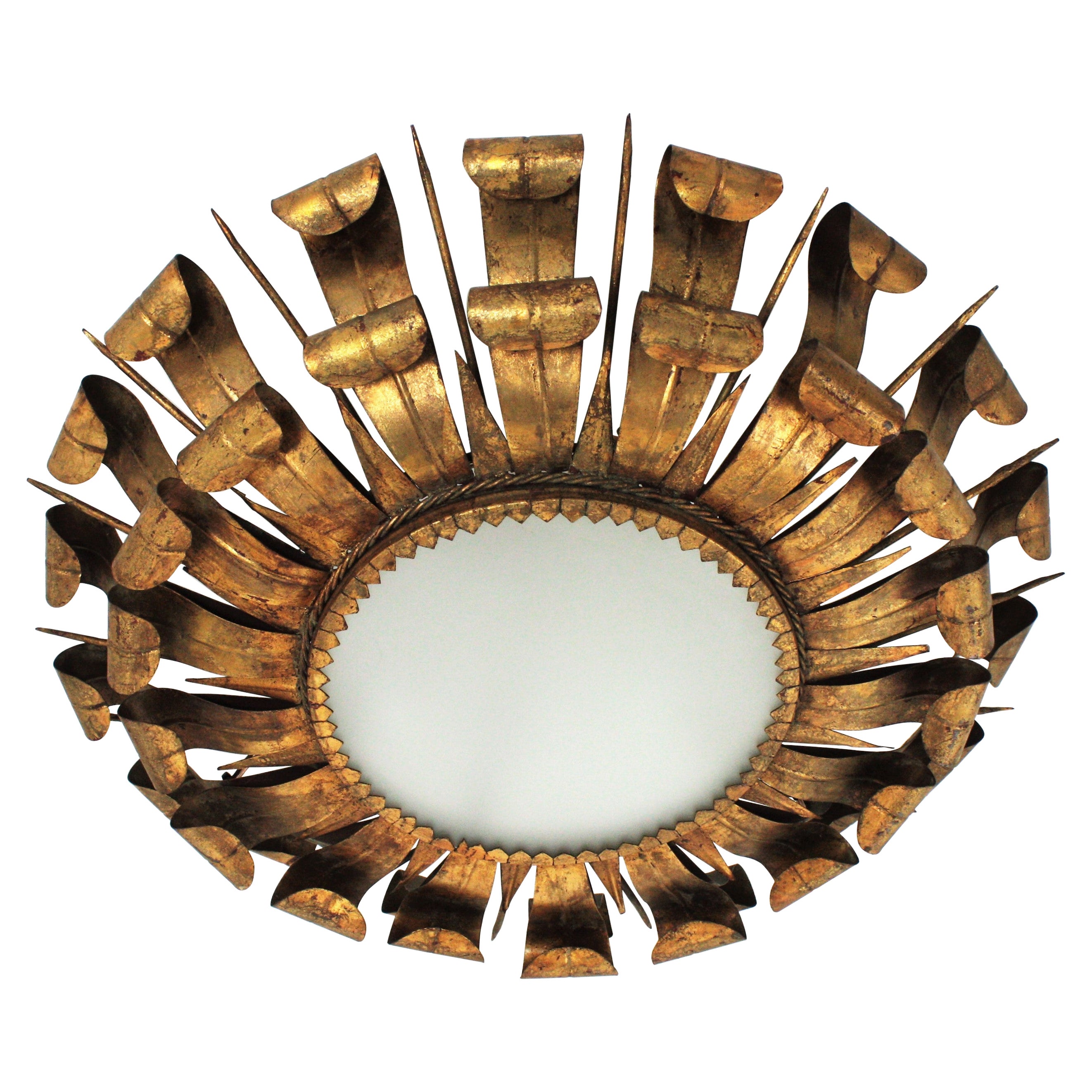 Luminaire à encastrer en fer forgé doré avec cils et clous en forme de soleil français