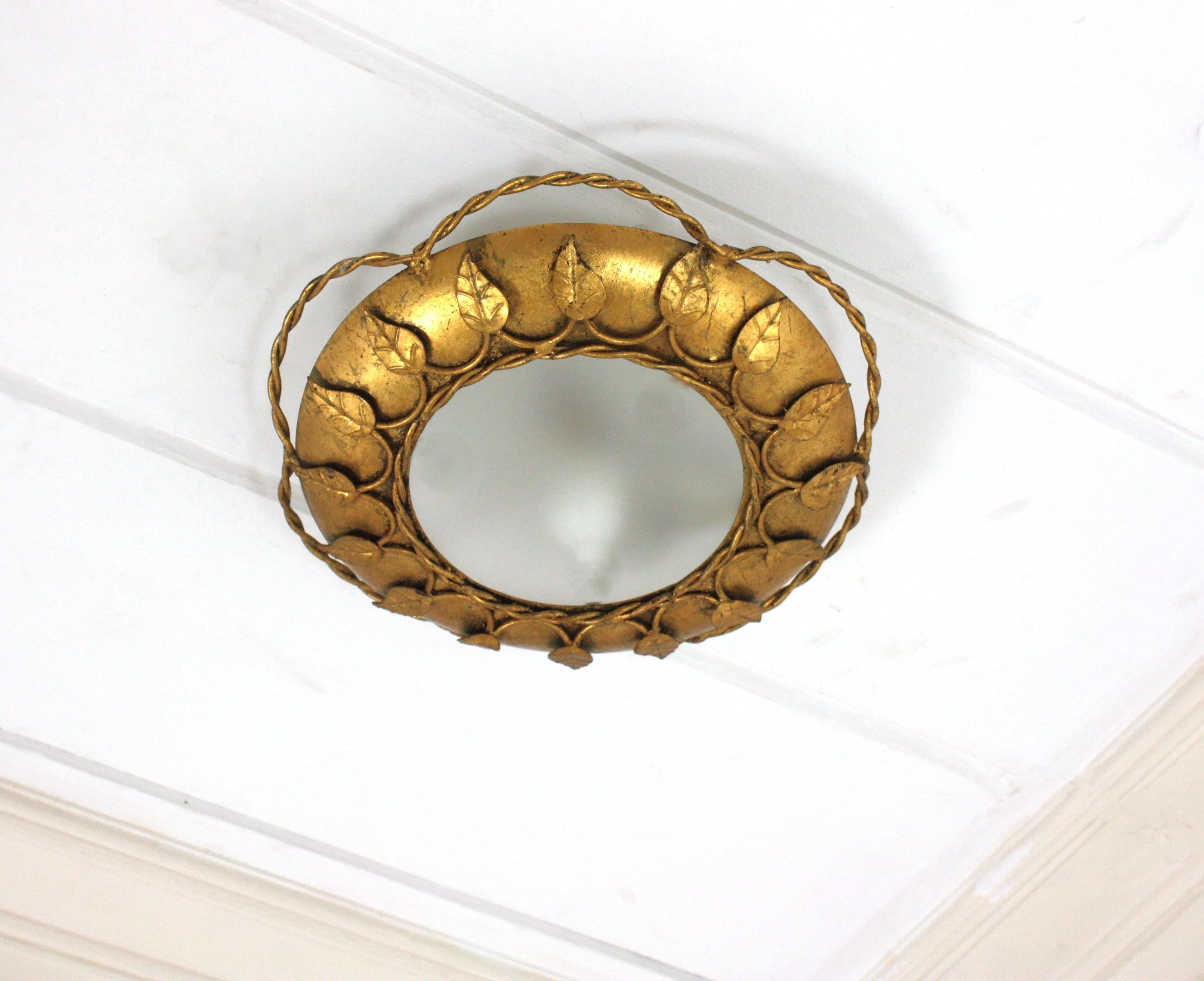 Blumenförmige Deckenleuchte mit Blättern, vergoldetes Eisen, mattiertes Glas
Auffällige Blumen-Wandleuchte aus handgehämmertem Eisen und Milchglas. Frankreich, 1940er-1950er Jahre.
Diese atemberaubende, deckenbündige Leuchte verfügt über eine runde