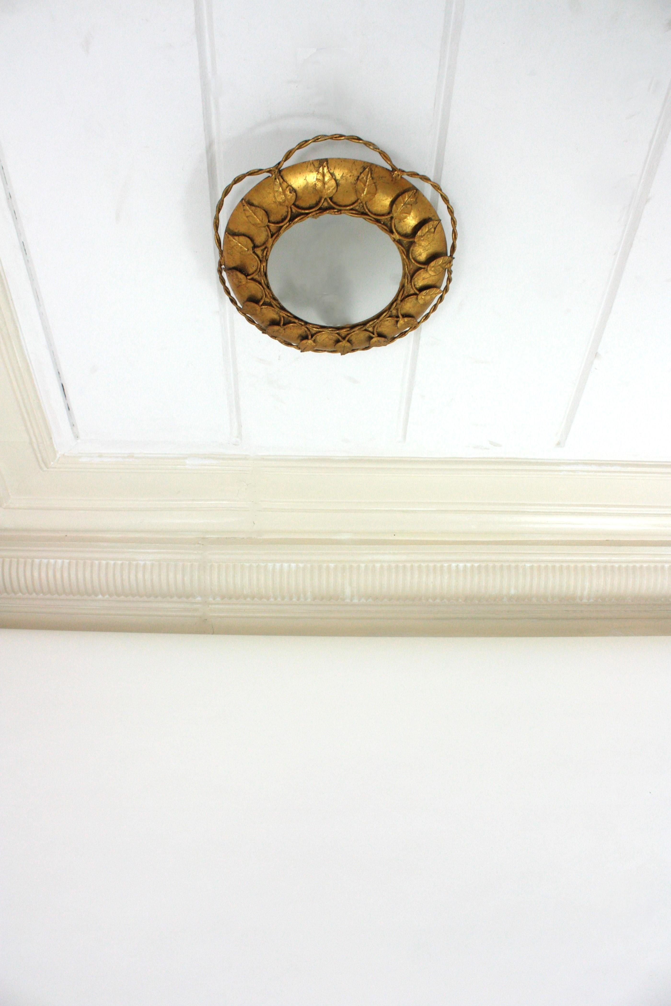 Französische Sunburst Flower Leuchte aus vergoldetem Eisen, 1950er Jahre (Gehämmert) im Angebot