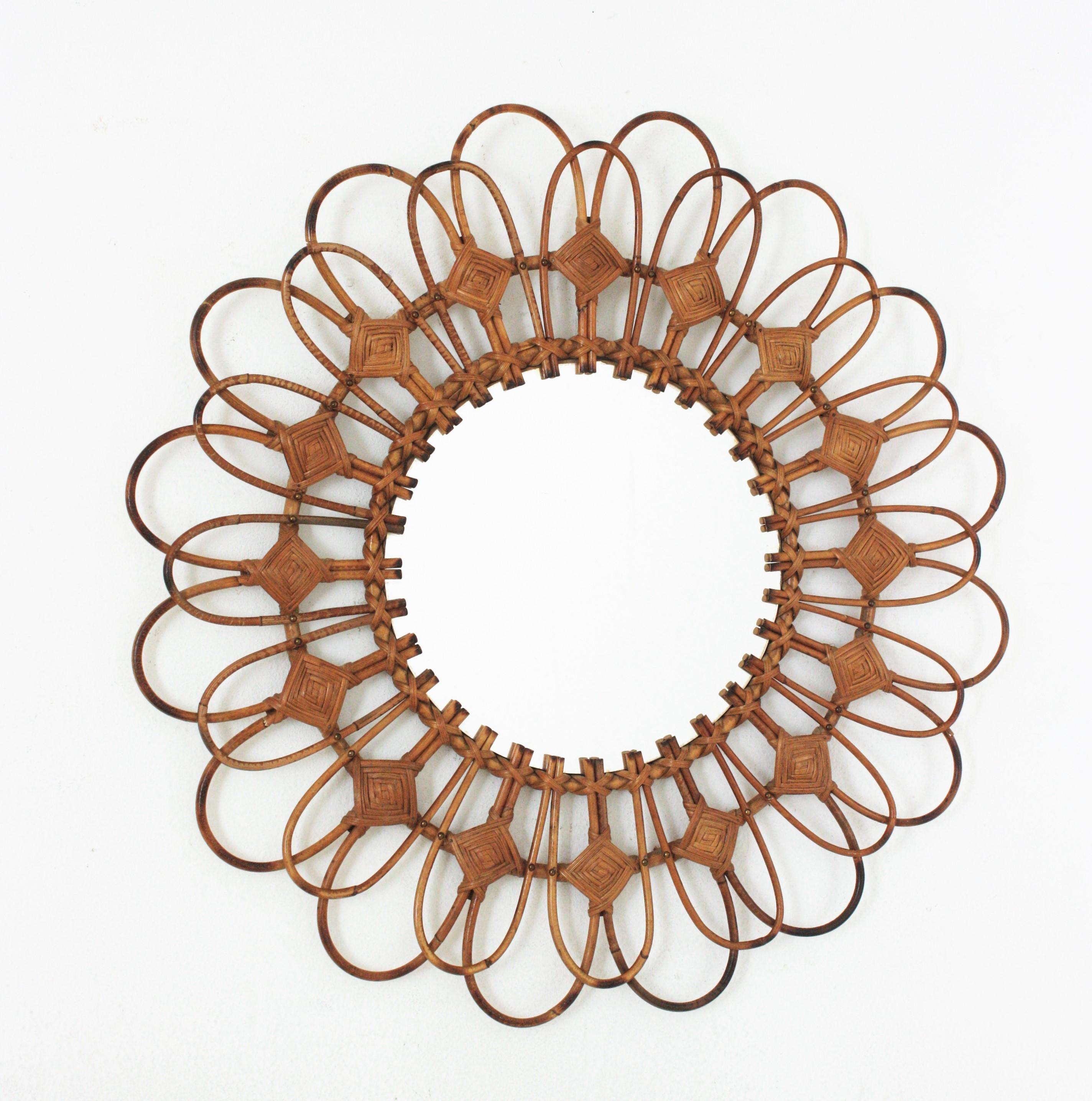 Miroir en rotin à fleurs de la Côte d'Azur, vers 1960
Miroir artisanal en forme de soleil ou de fleur avec cadre en rotin et osier, France, années 1960.
Ce miroir méditerranéen en forme de soleil a été fabriqué à la main en France dans les années 60
