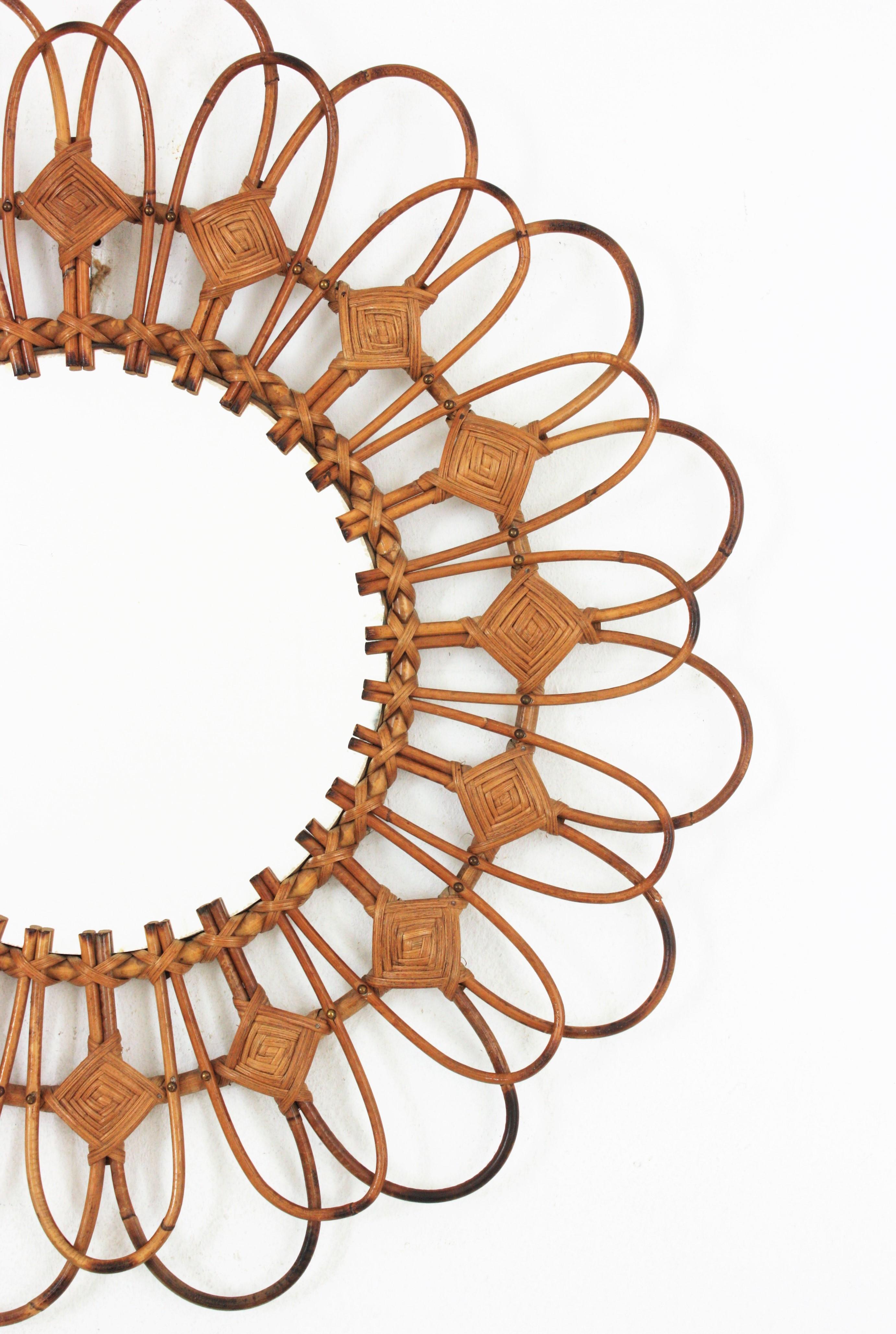 Miroir à soleil / miroir à fleurs en rotin, vers 1960 Bon état - En vente à Barcelona, ES