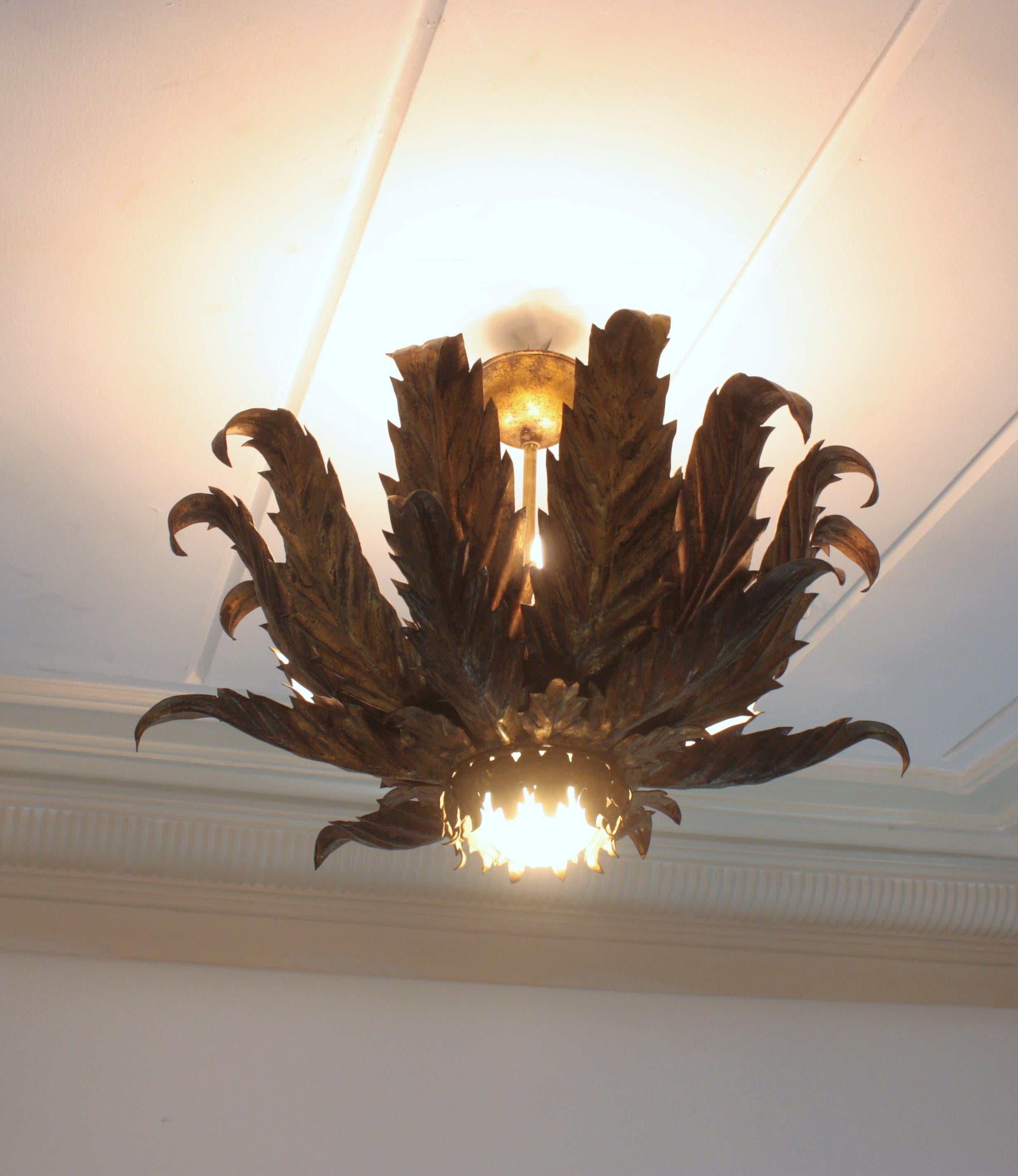 French Sunburst Foliage Ceiling Light Fixture / Chandelier in Gilt Iron, 1940s In Good Condition For Sale In Barcelona, ES