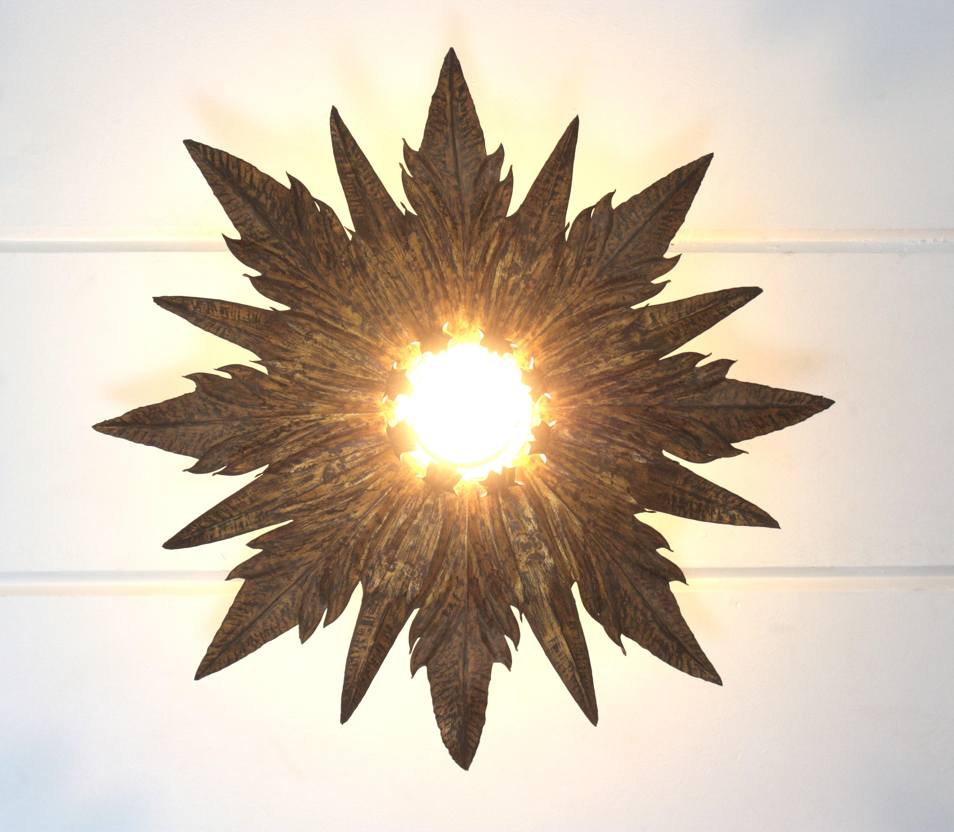 Luminaire encastré / Pendentif en métal doré avec feuillage en forme de soleil français en vente 6