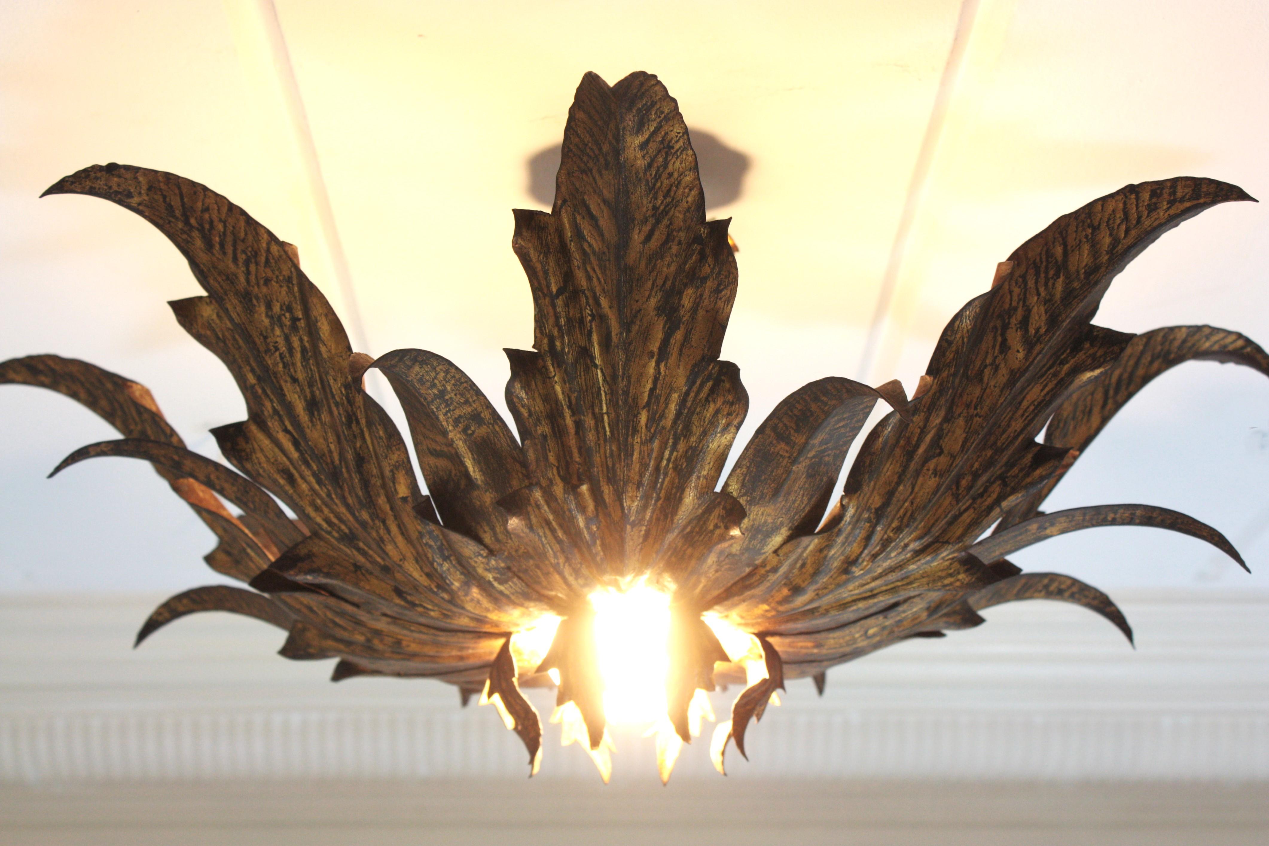 Luminaire encastré / Pendentif en métal doré avec feuillage en forme de soleil français en vente 8