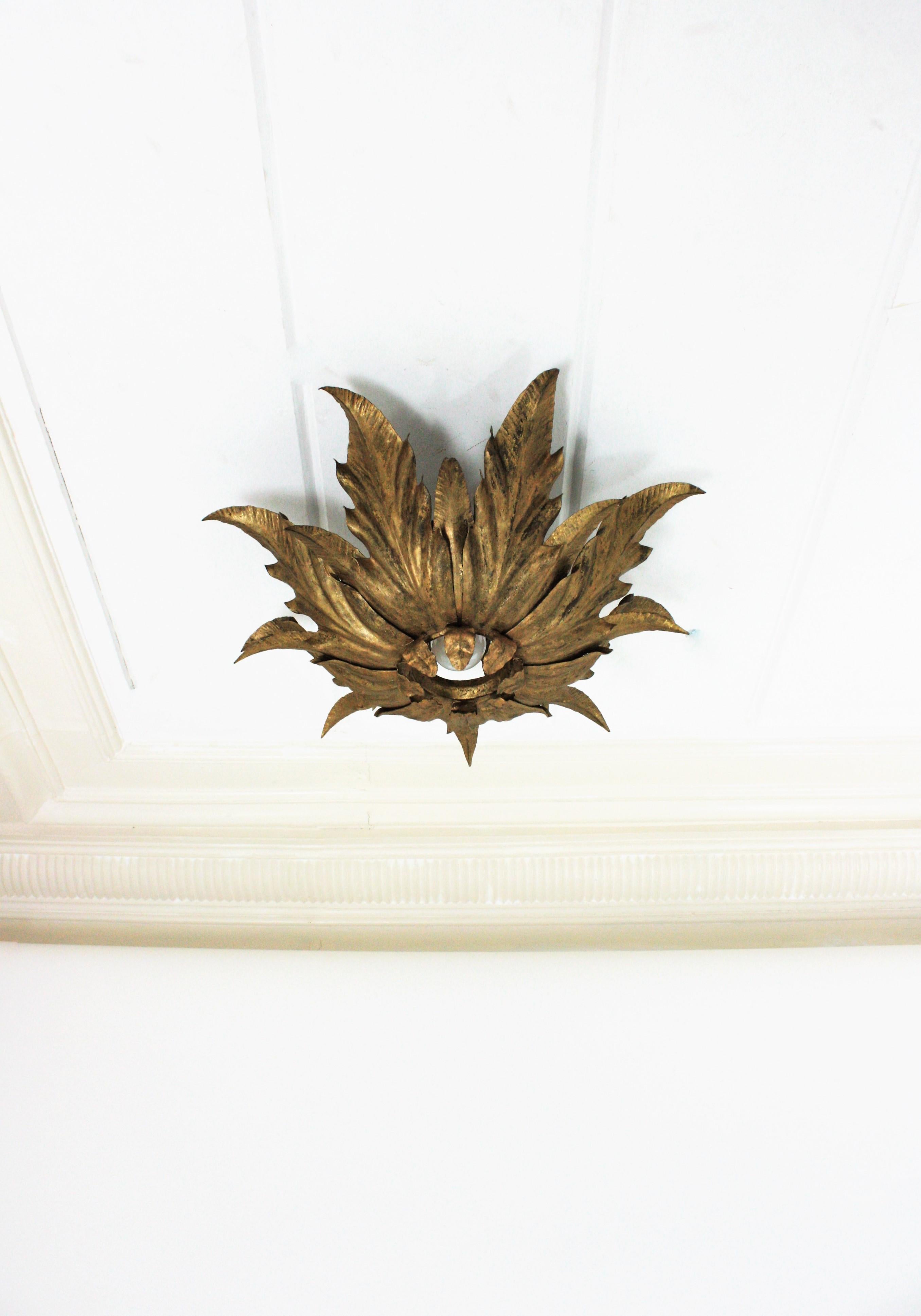 French Sunburst Foliage Flush Mount Light Fixture / Pendant in Gilt Metal In Good Condition In Barcelona, ES
