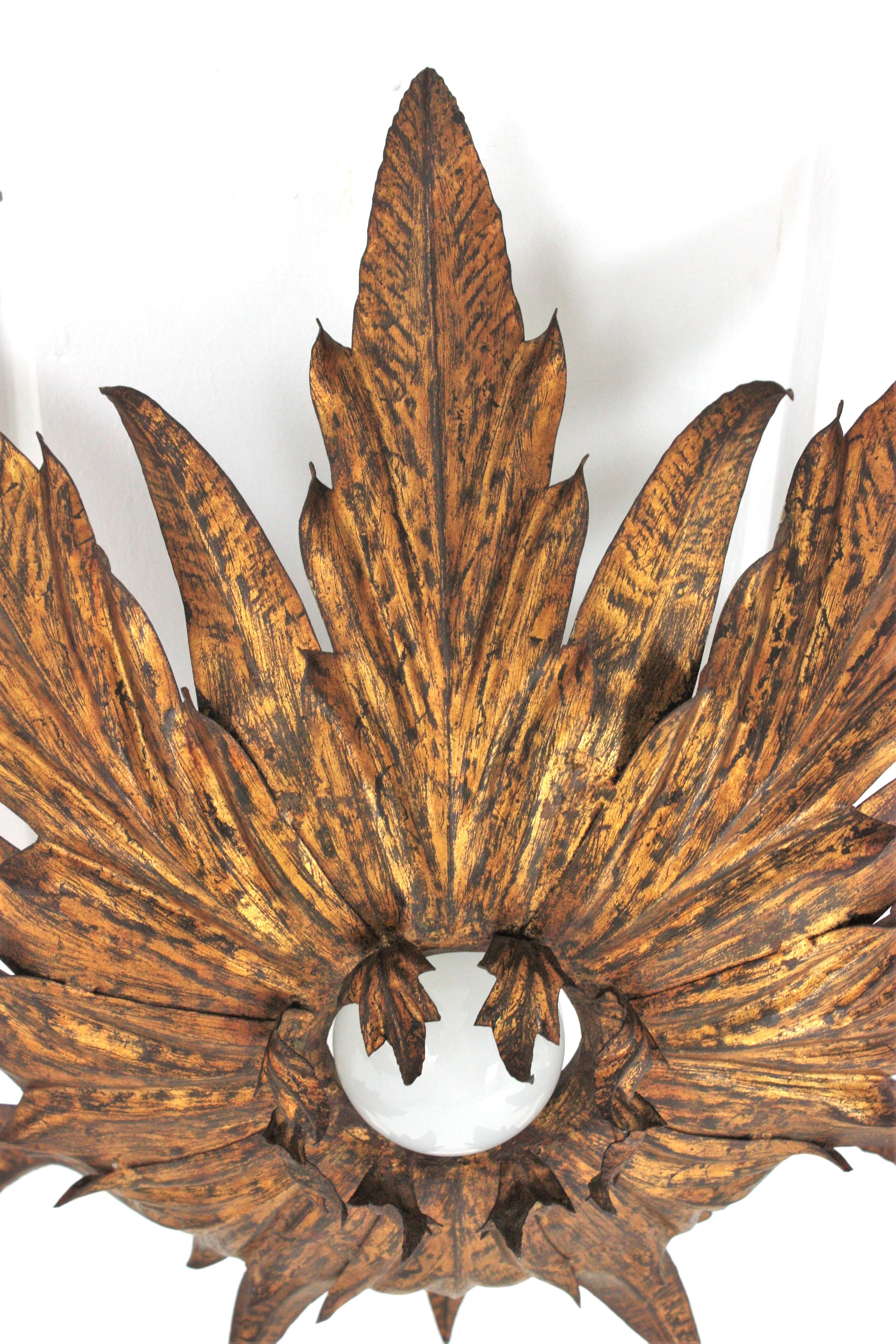 French Sunburst Foliage Flush Mount Light Fixture / Pendant in Gilt Metal In Good Condition For Sale In Barcelona, ES