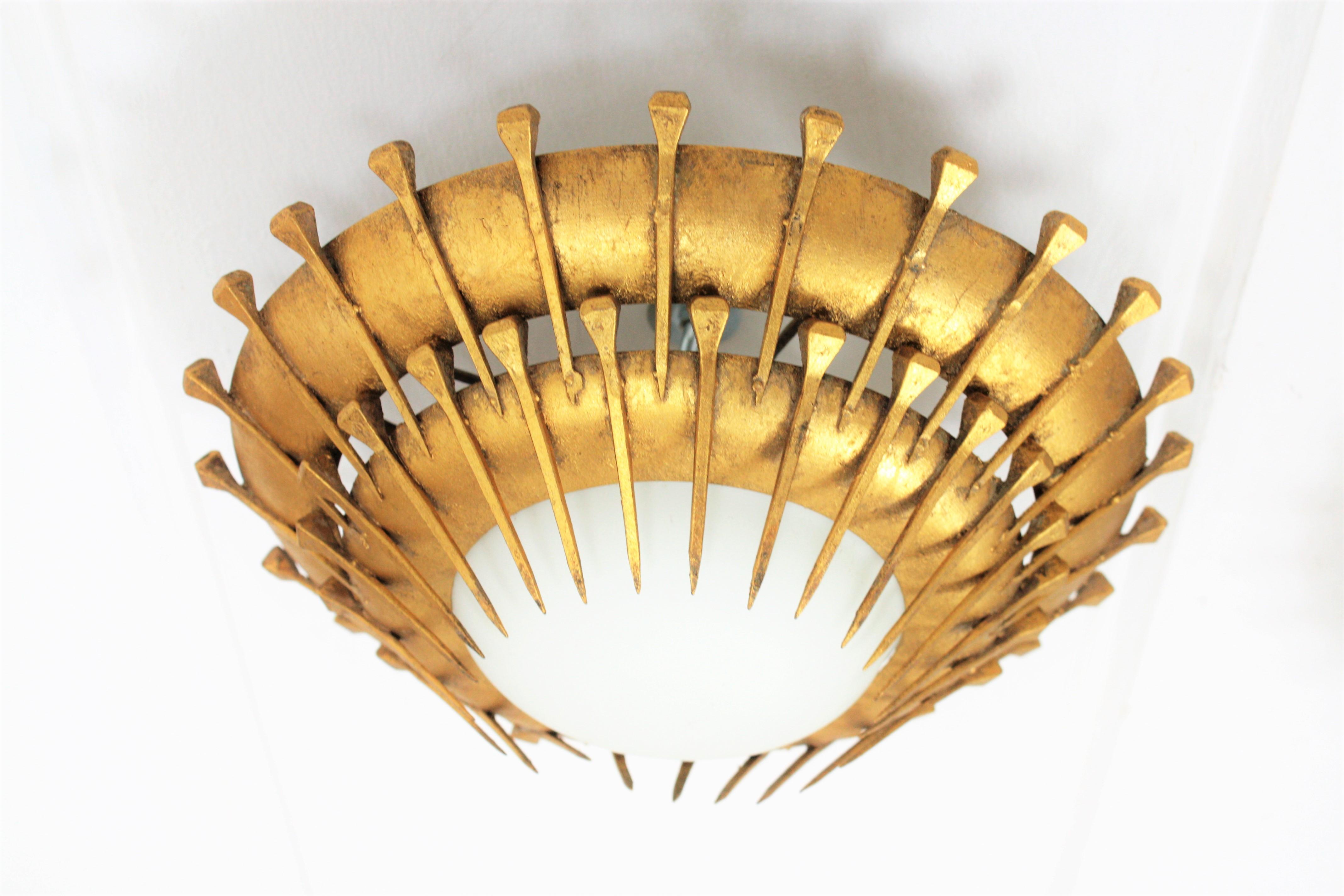 Pareja de lámparas empotradas con diseño de clavos de sol, hierro dorado, cristal de leche en venta 3