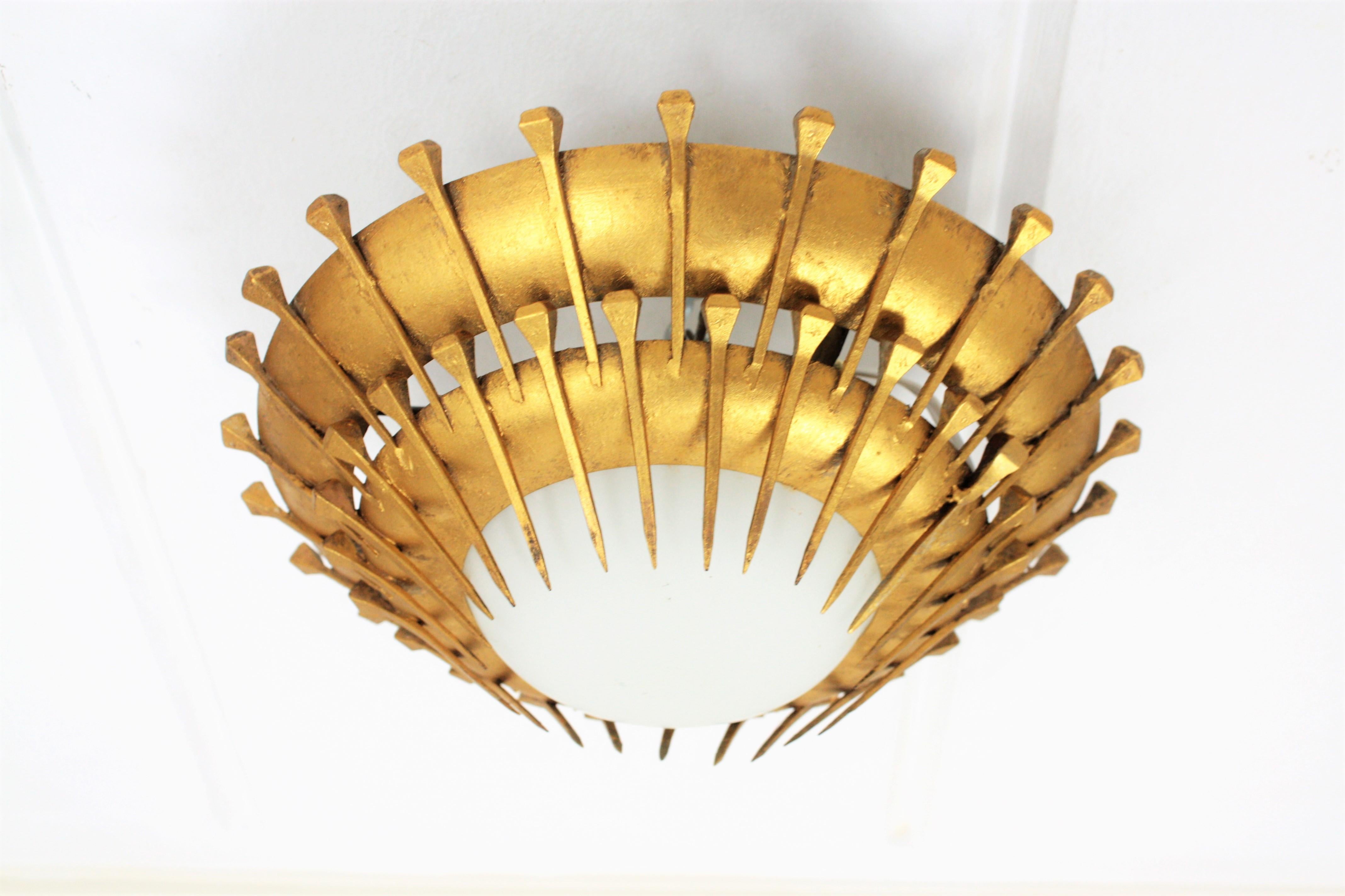 Pareja de lámparas empotradas con diseño de clavos de sol, hierro dorado, cristal de leche en venta 4