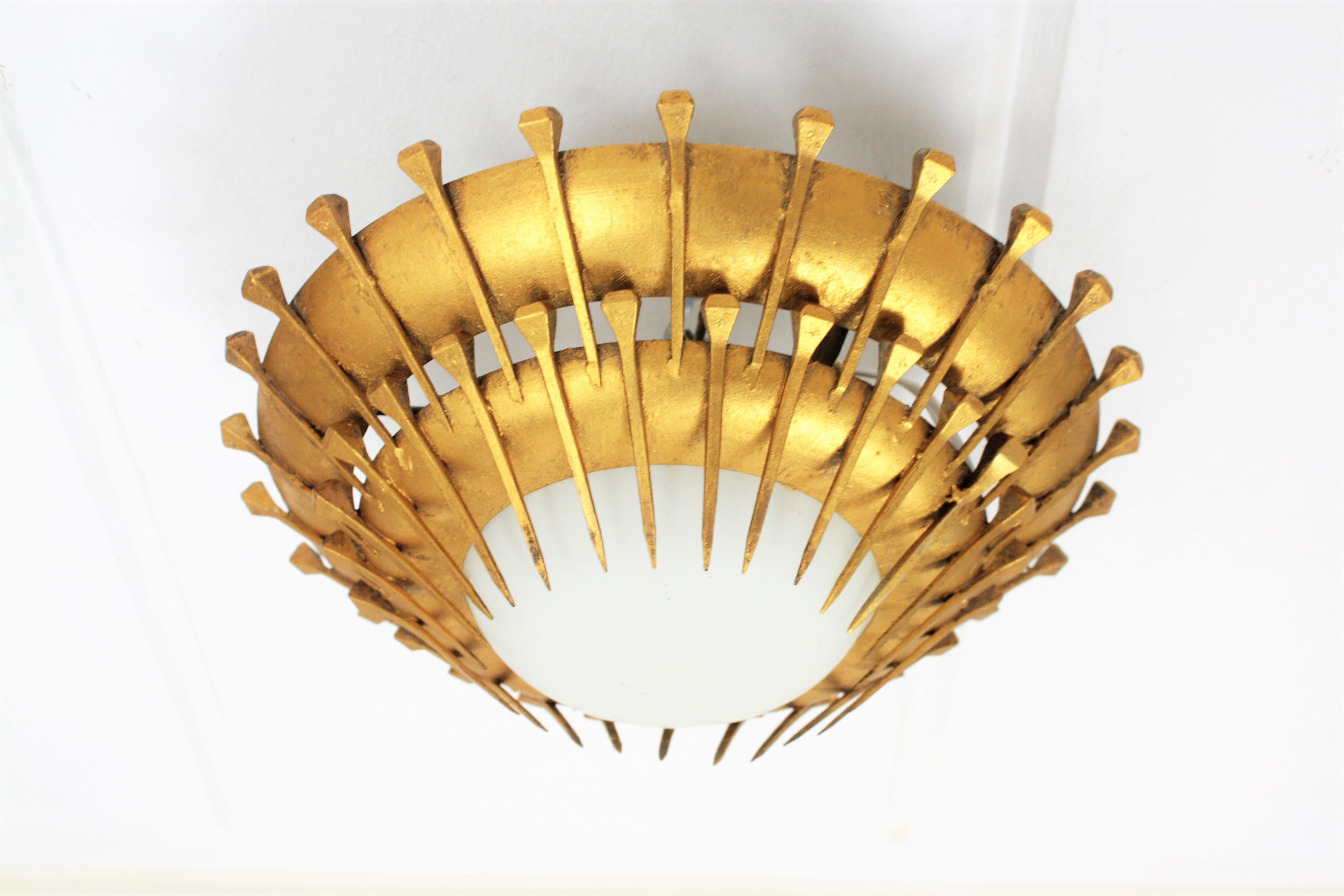 Paire de plafonniers Sunburst en fer doré et verre dépoli, design à clous en vente 4