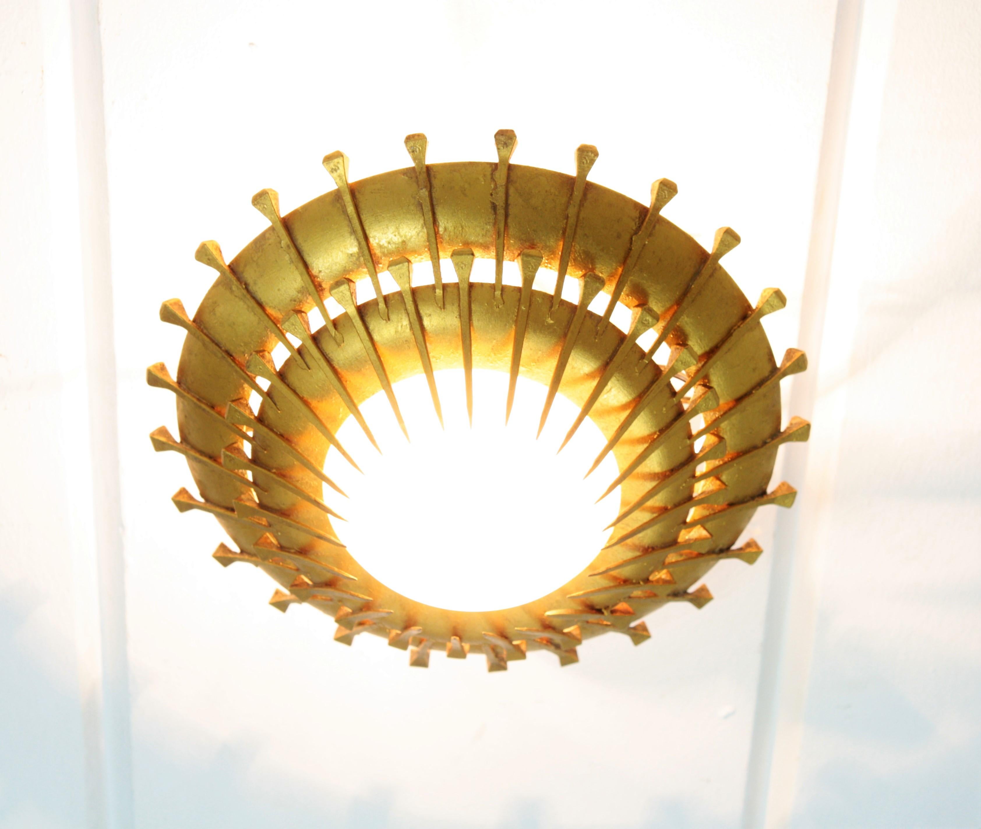 Ein Paar Einbaubeleuchtung im Sunburst Nail Design, vergoldetes Eisen, Milchglas im Angebot 6