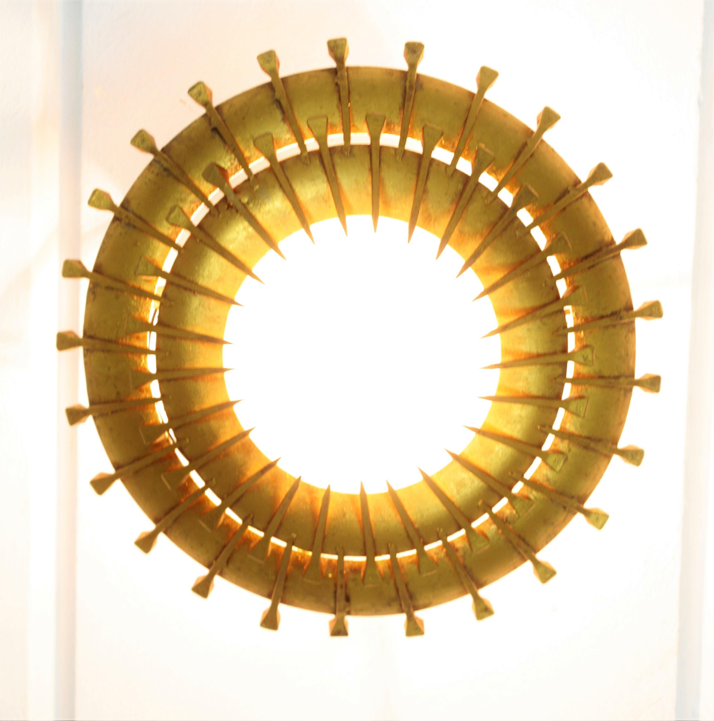 Pareja de lámparas empotradas con diseño de clavos de sol, hierro dorado, cristal de leche en venta 6
