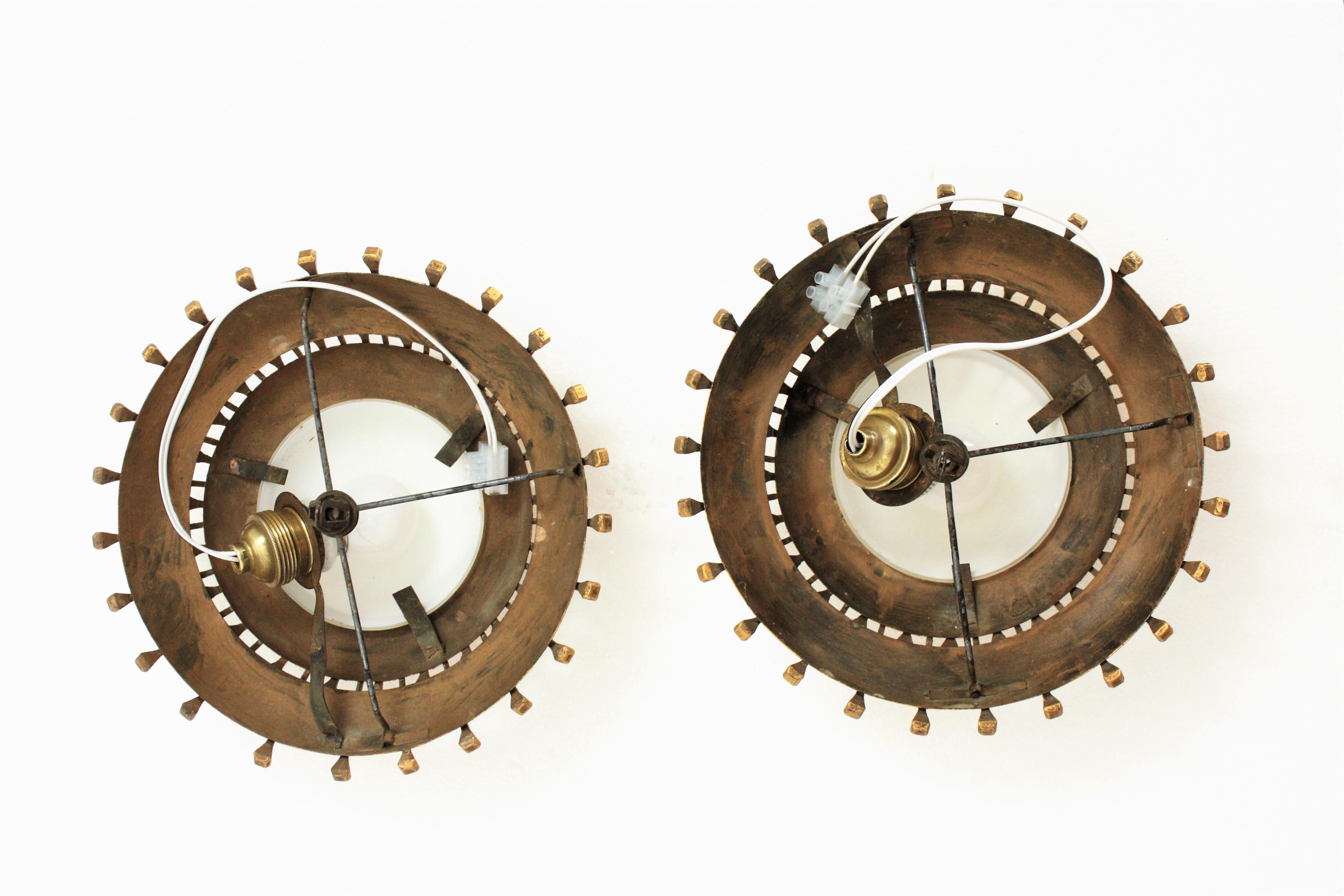 Paire de plafonniers Sunburst en fer doré et verre dépoli, design à clous en vente 7