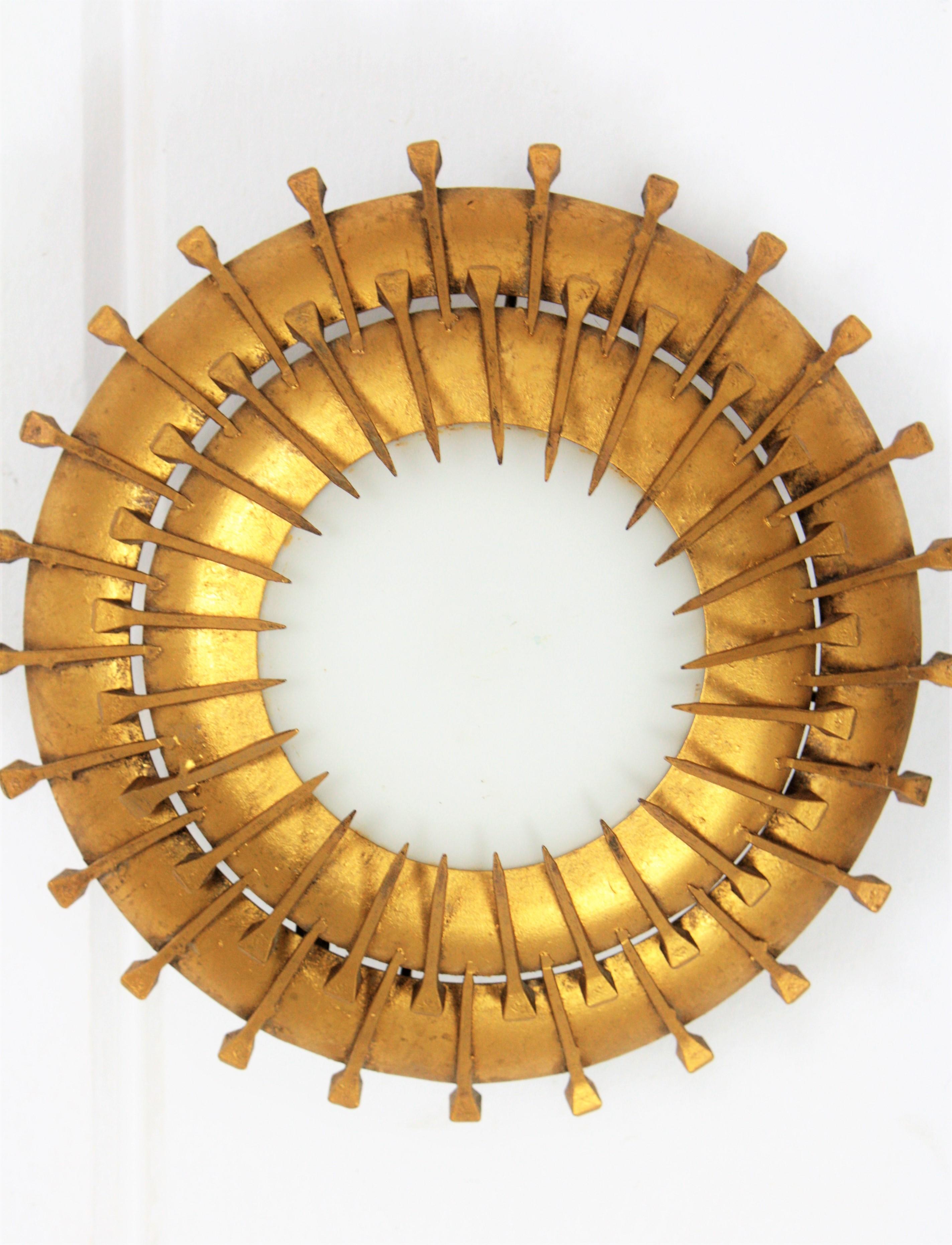 Pareja de lámparas empotradas con diseño de clavos de sol, hierro dorado, cristal de leche Dorado en venta