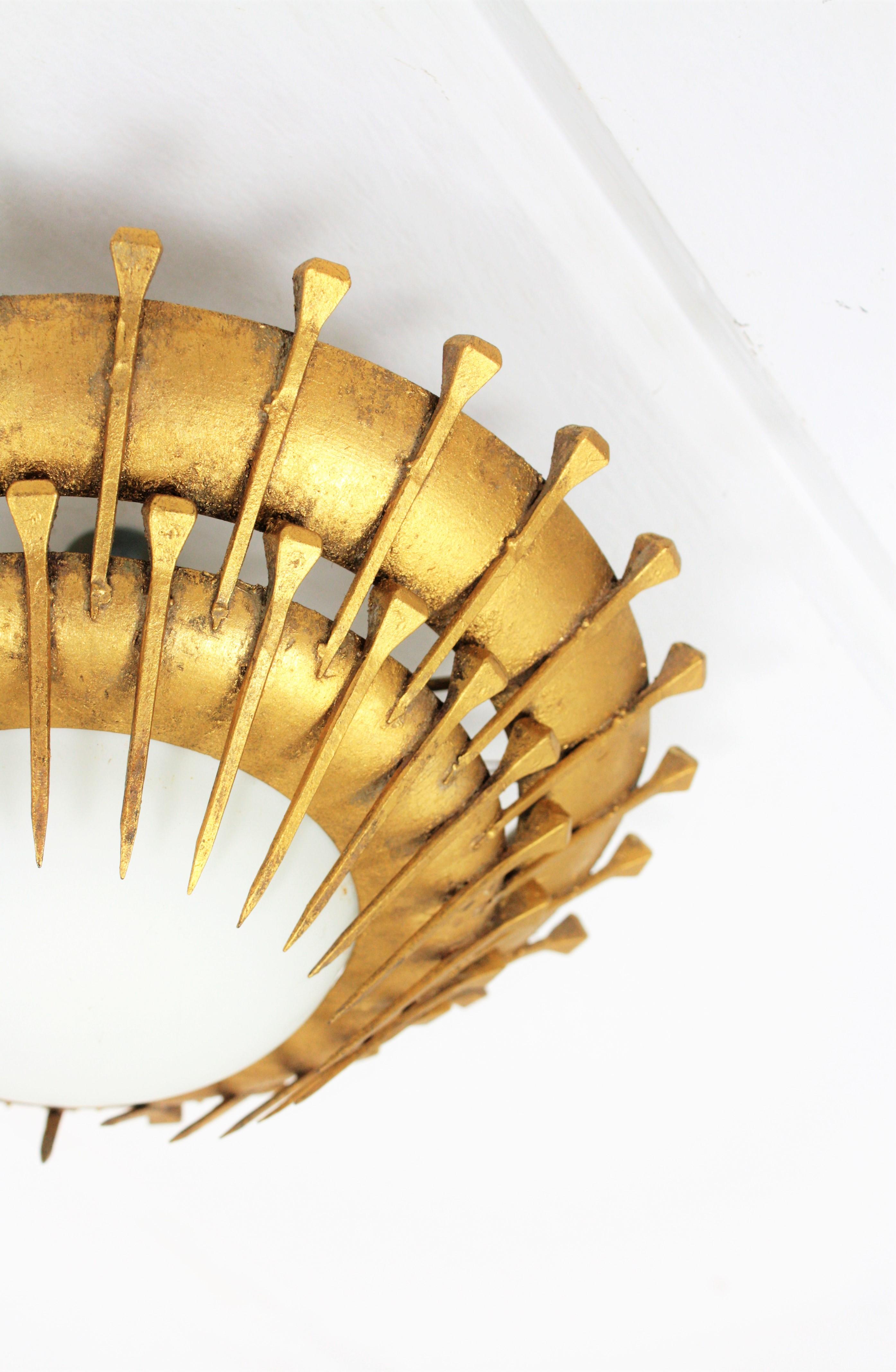 Pareja de lámparas empotradas con diseño de clavos de sol, hierro dorado, cristal de leche en Bueno estado para la venta en Barcelona, ES
