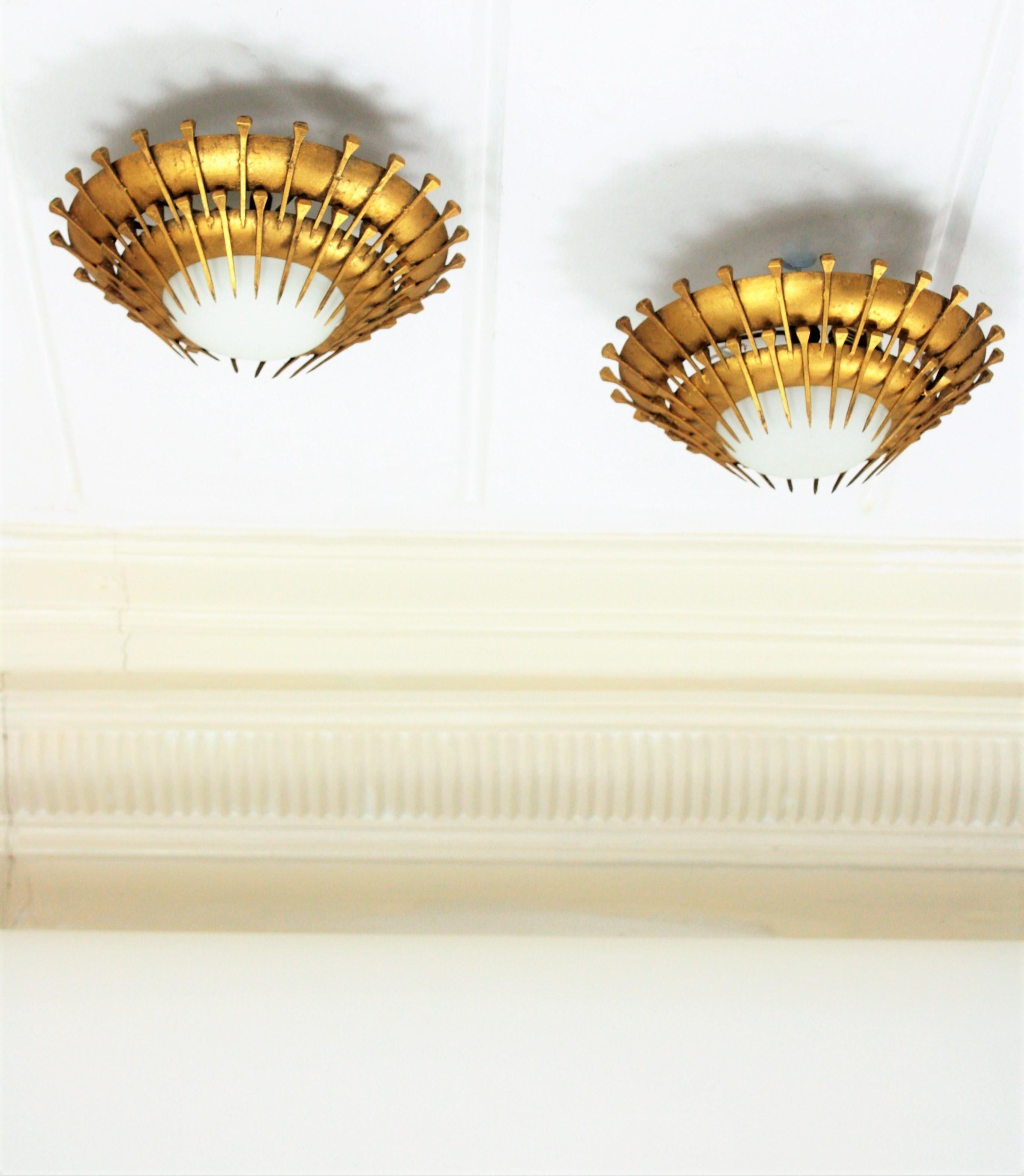 Ein Paar Einbaubeleuchtung im Sunburst Nail Design, vergoldetes Eisen, Milchglas (20. Jahrhundert) im Angebot