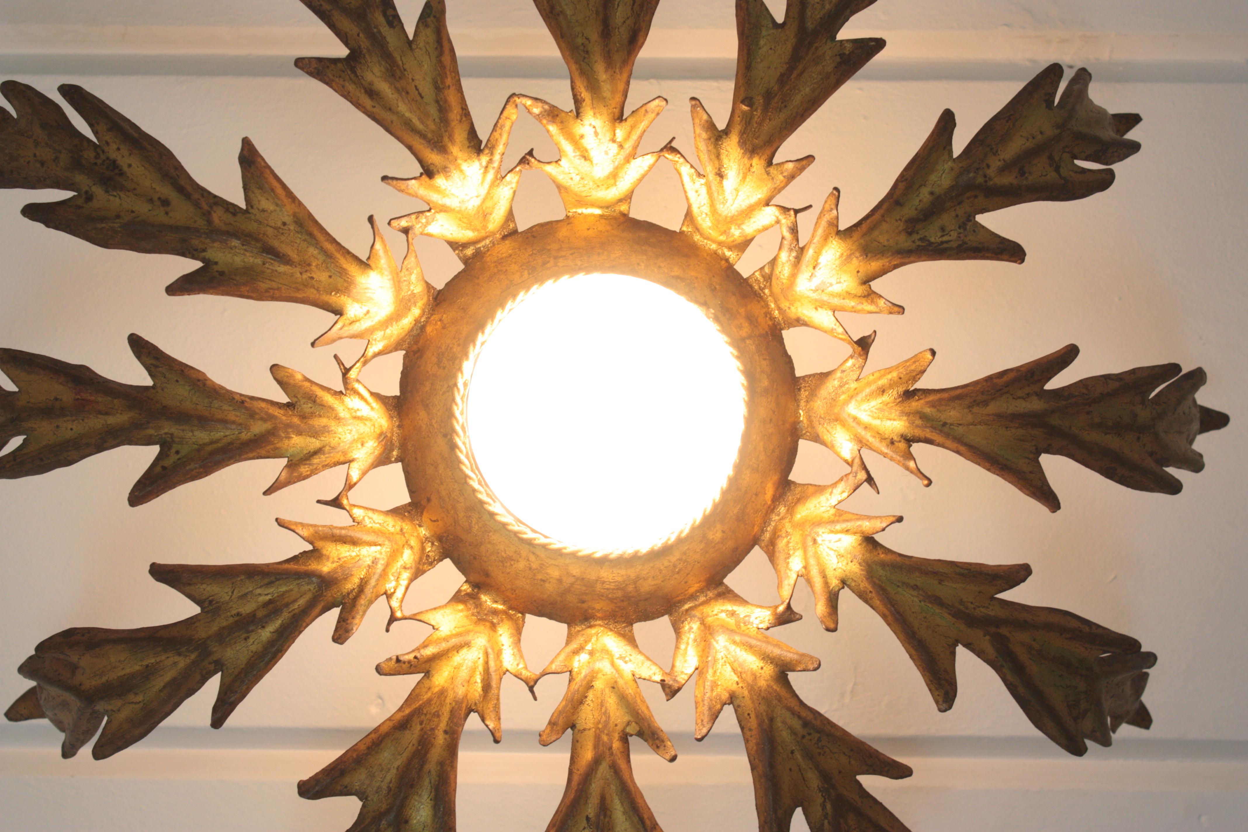 French Sunburst Leafed Ceiling Light Fixture in Gilt Iron, 1940s For Sale 3
