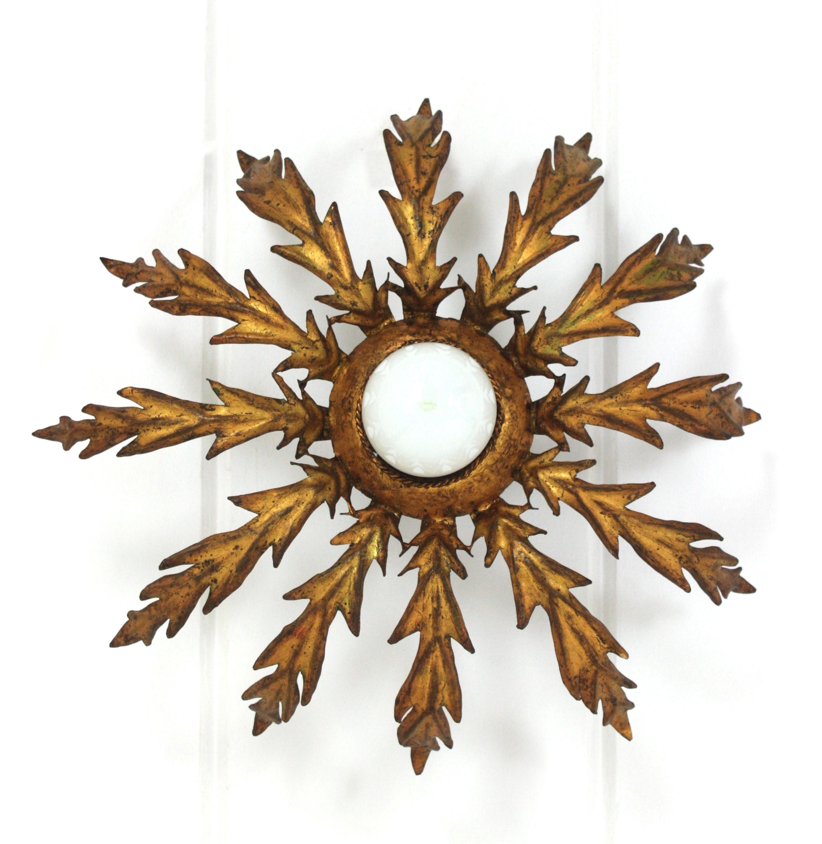 French Sunburst Leafed Ceiling Light Fixture in Gilt Iron, 1940s For Sale 4