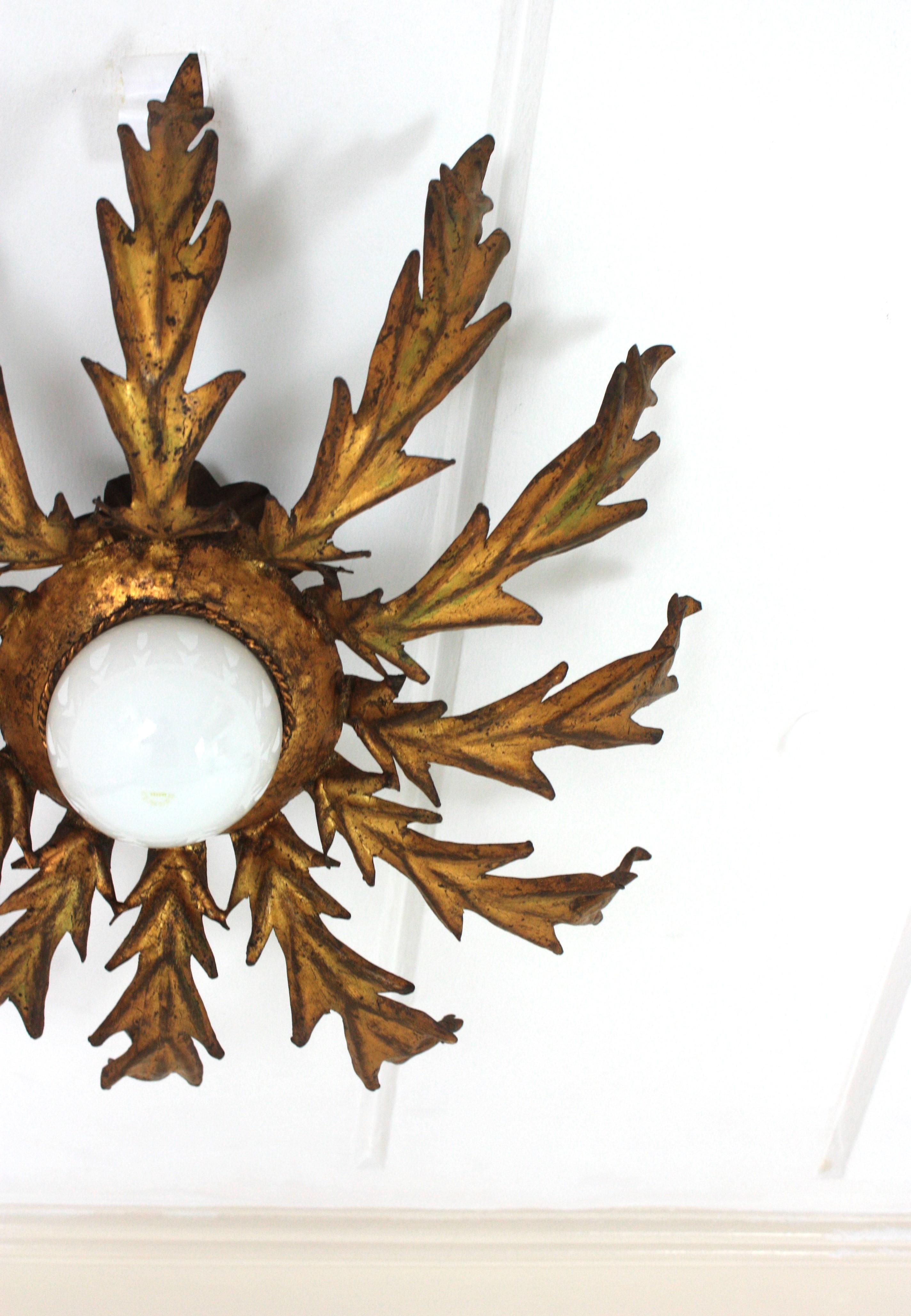 French Sunburst Leafed Ceiling Light Fixture in Gilt Iron, 1940s For Sale 8