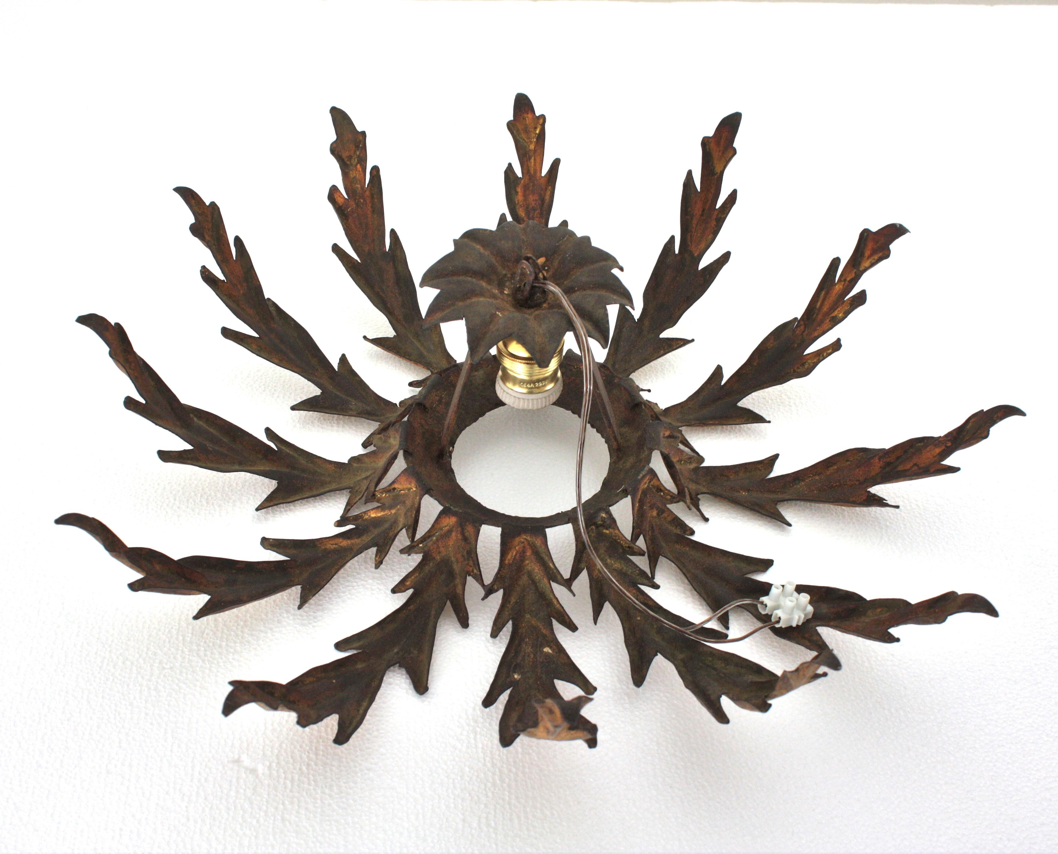 French Sunburst Leafed Ceiling Light Fixture in Gilt Iron, 1940s For Sale 9