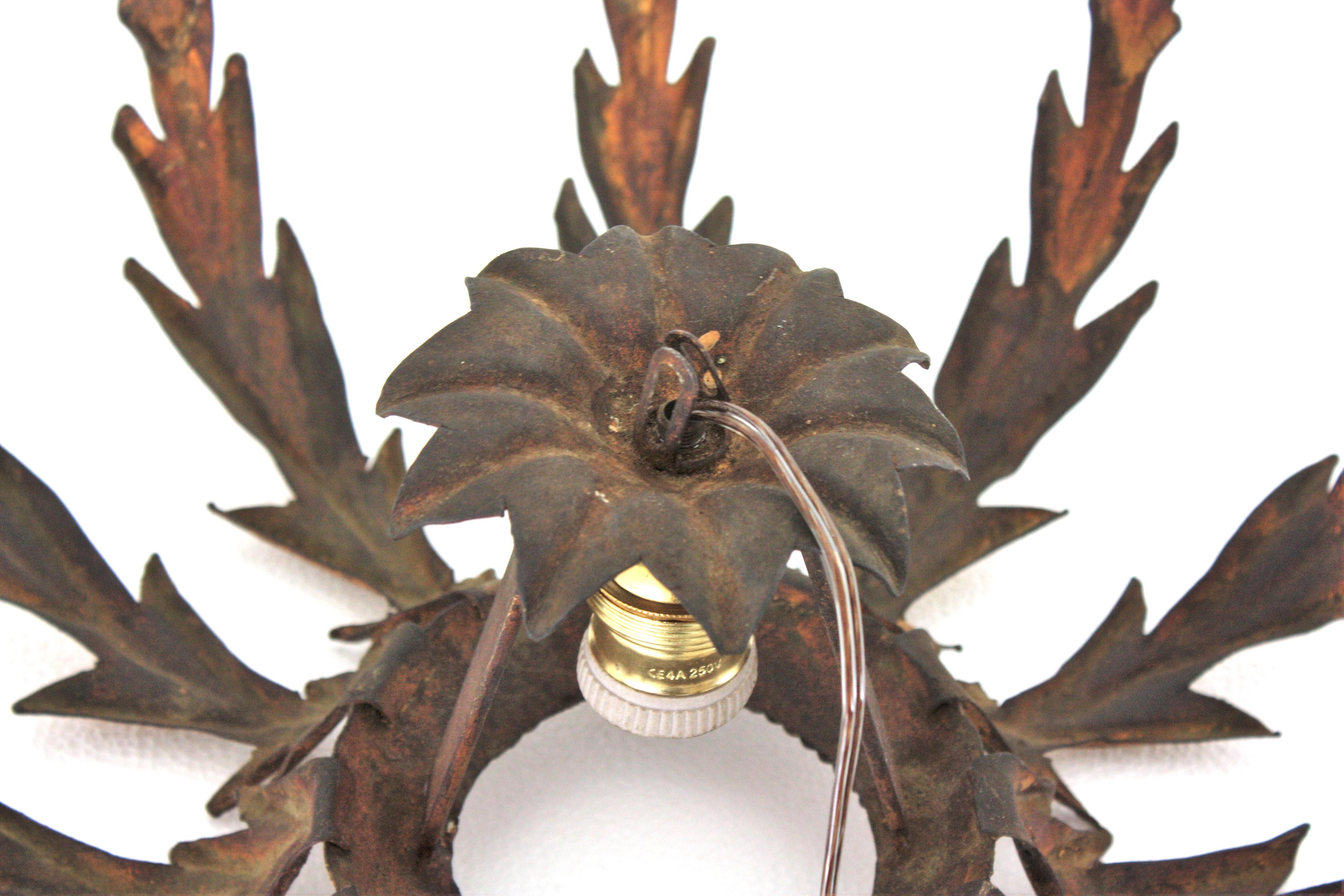 French Sunburst Leafed Ceiling Light Fixture in Gilt Iron, 1940s For Sale 10