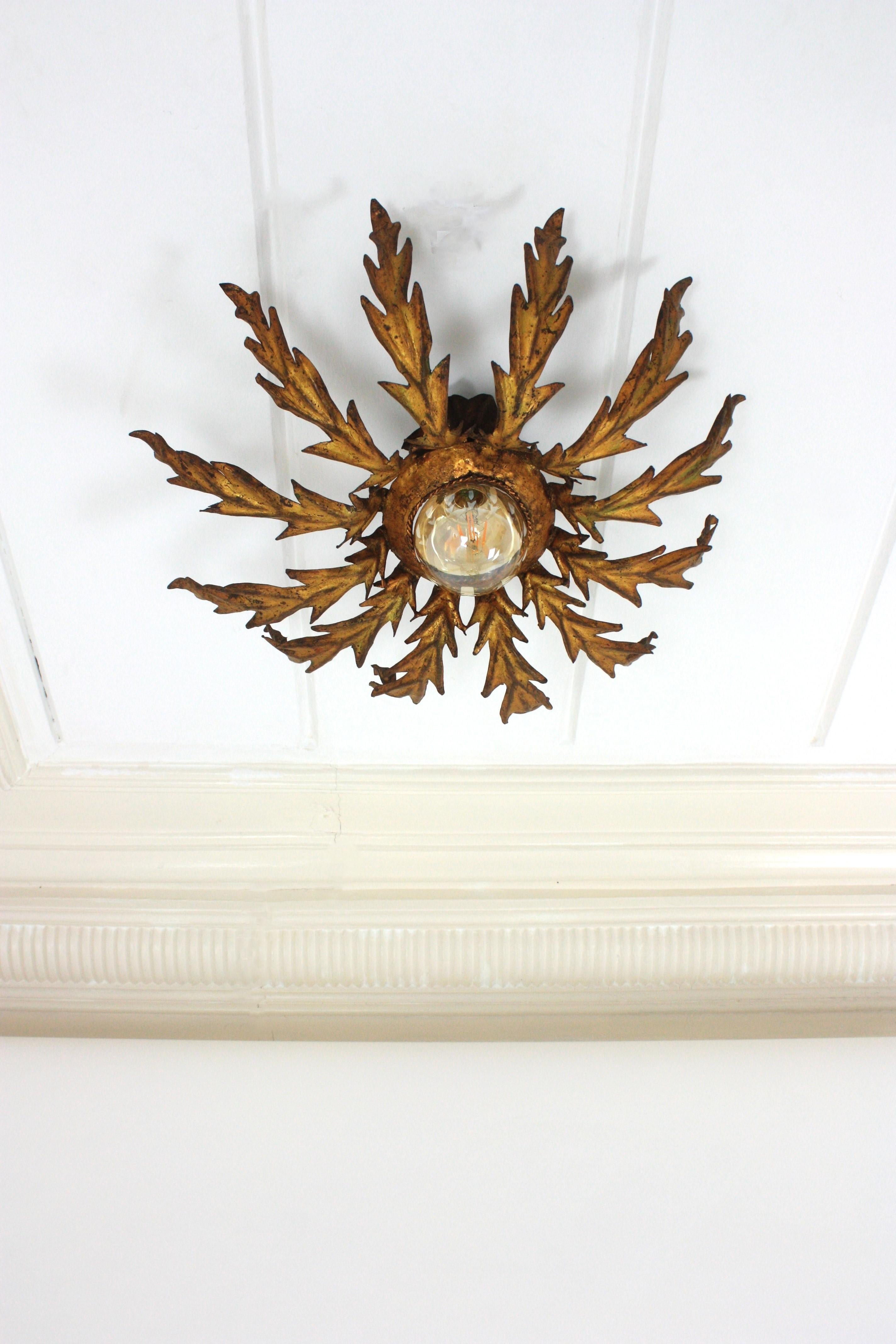 French Sunburst Leafed Ceiling Light Fixture in Gilt Iron, 1940s In Good Condition For Sale In Barcelona, ES