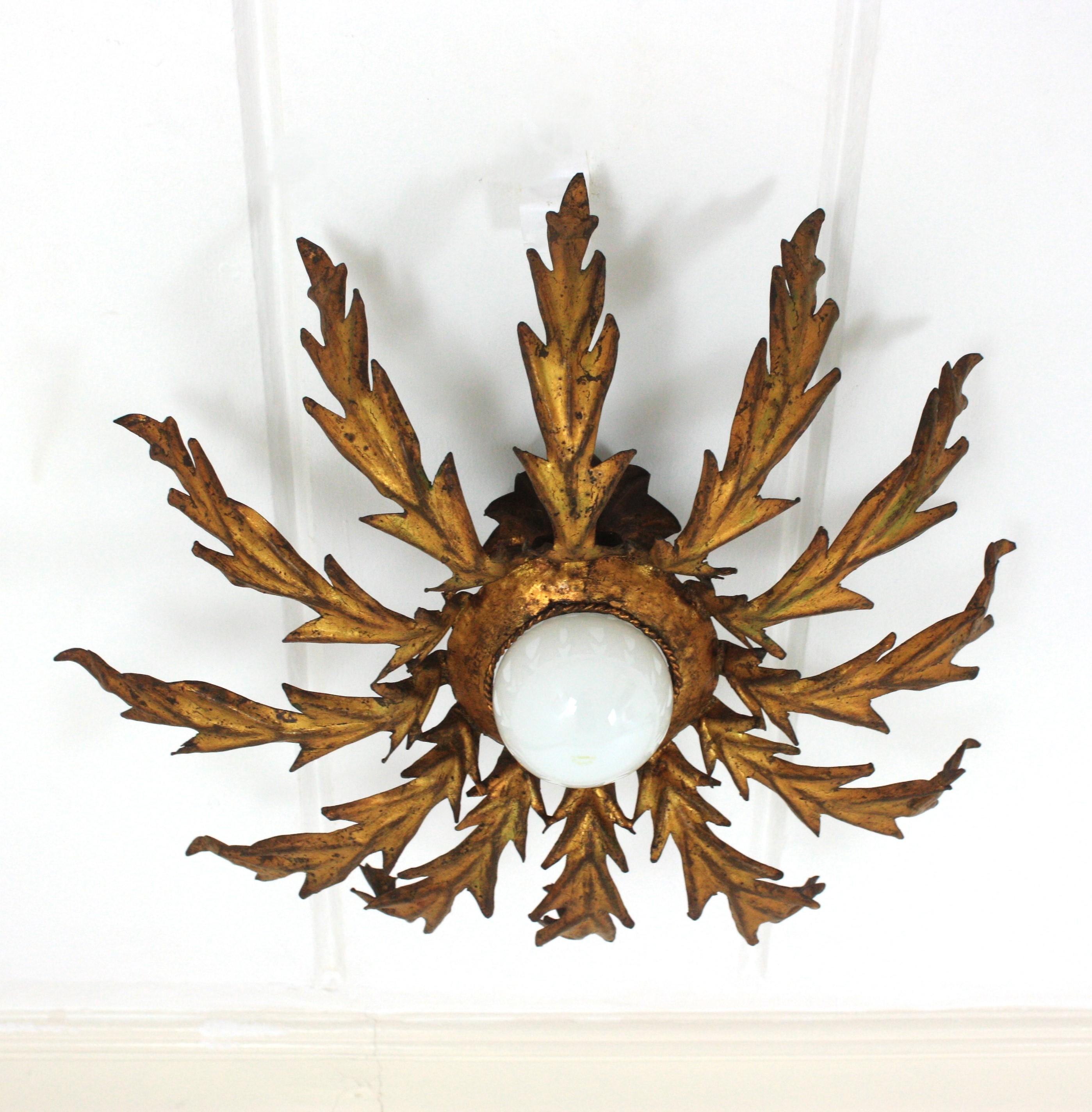 French Sunburst Leafed Ceiling Light Fixture in Gilt Iron, 1940s For Sale 1