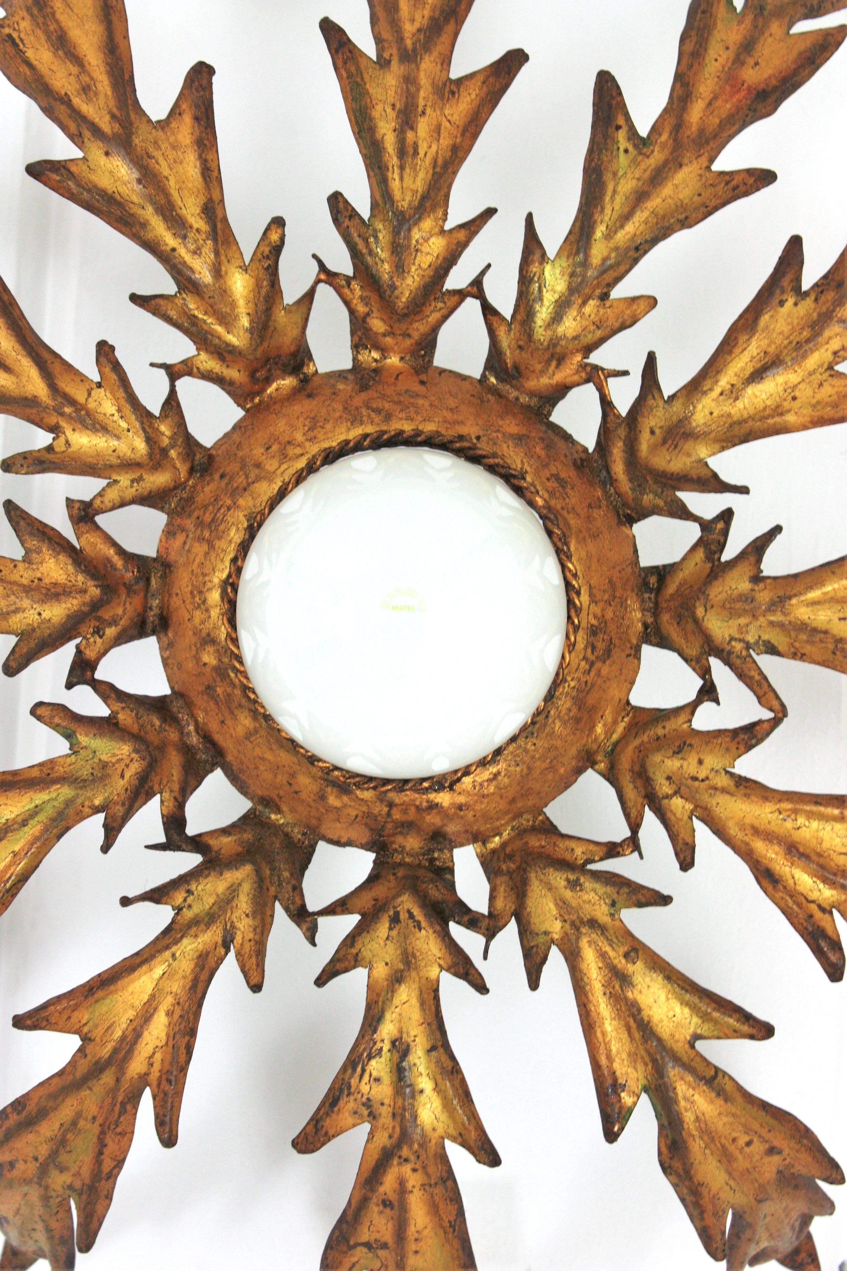 French Sunburst Leafed Ceiling Light Fixture in Gilt Iron, 1940s For Sale 2