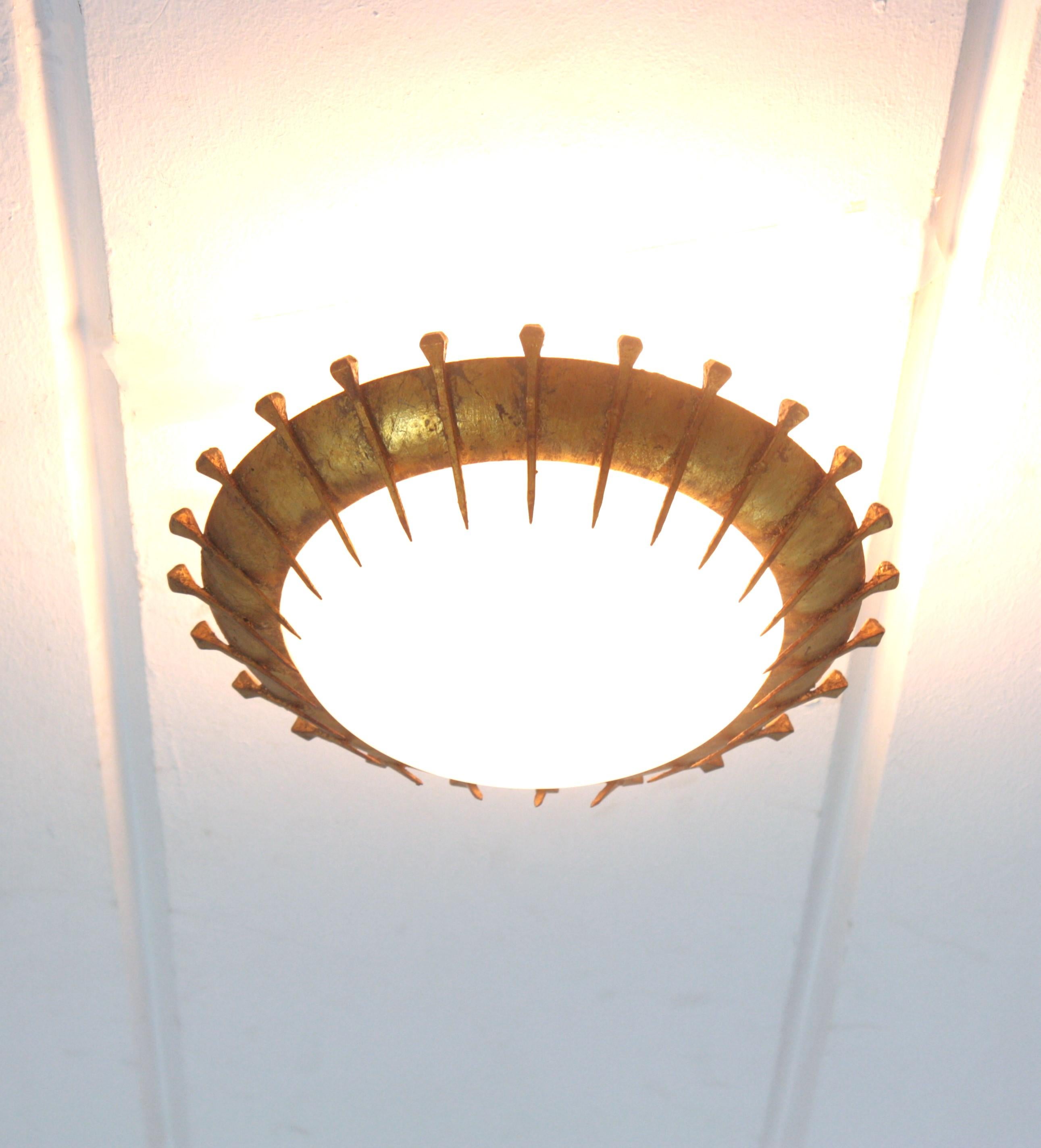 Französische Sonnenschliff-Leuchte mit Nageldesign, vergoldetes Eisen und Milchglas  im Angebot 5