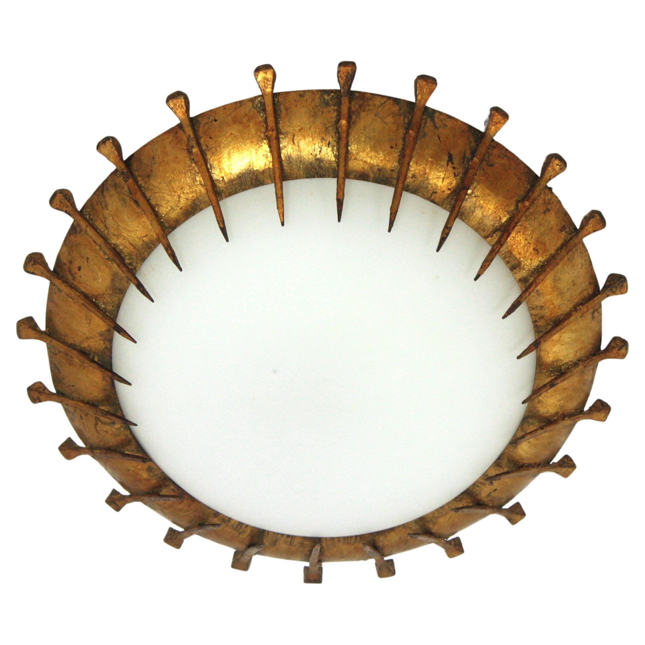 Französische Sonnenschliff-Leuchte mit Nageldesign, vergoldetes Eisen und Milchglas 