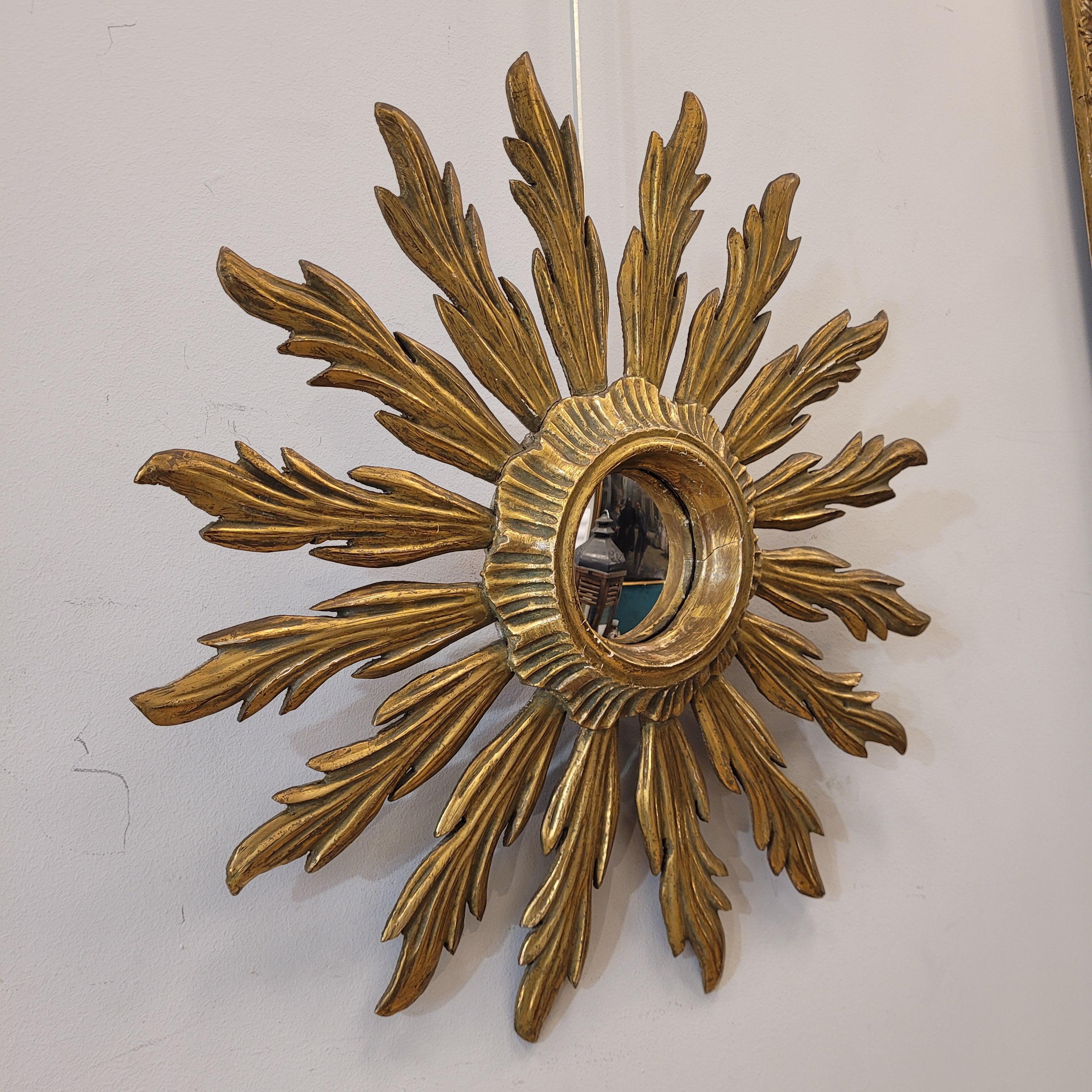 Fatto a mano Francese  Sunburst  specchio  vetro dell'oblò, legno intagliato e dorato in vendita