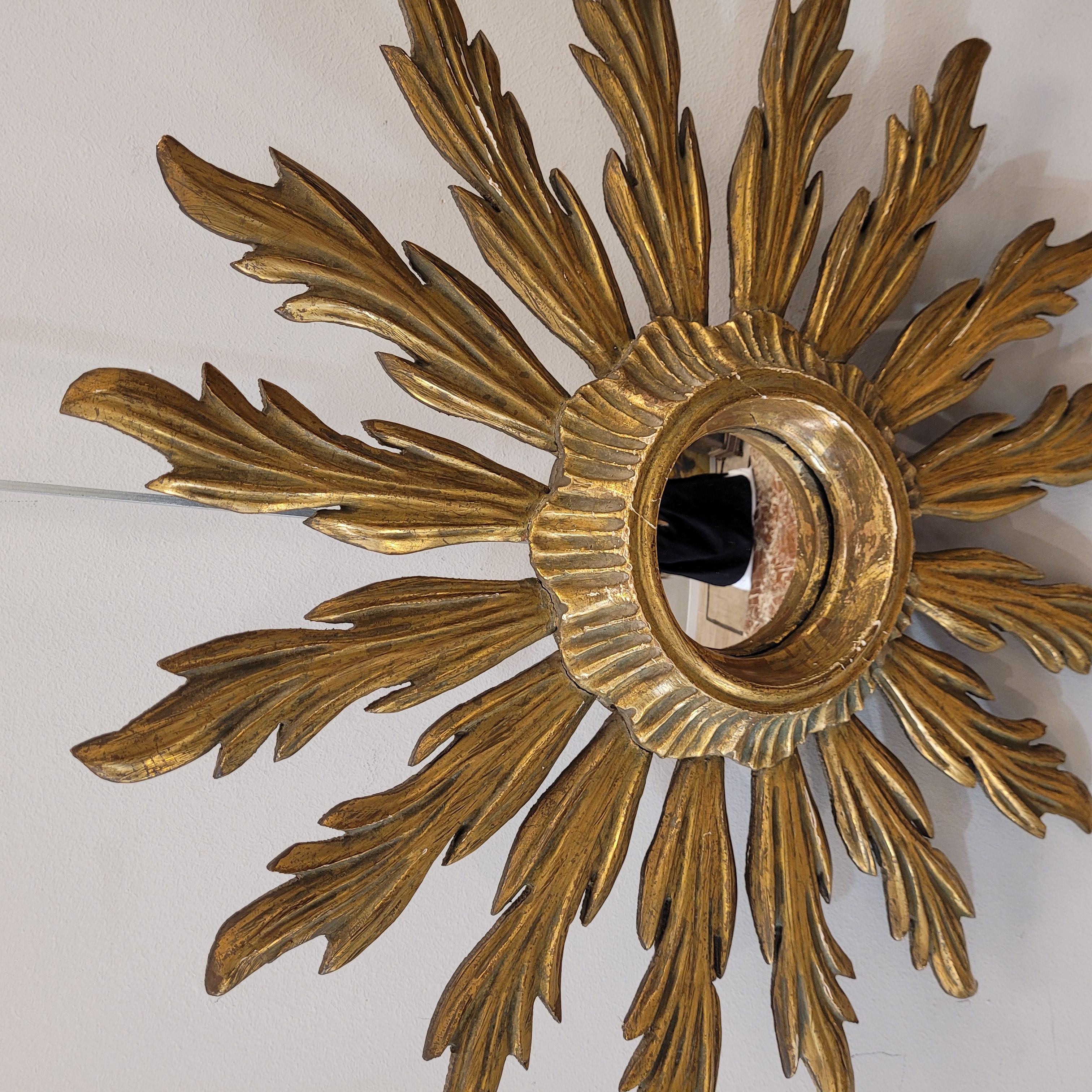 Specchio Francese  Sunburst  specchio  vetro dell'oblò, legno intagliato e dorato in vendita