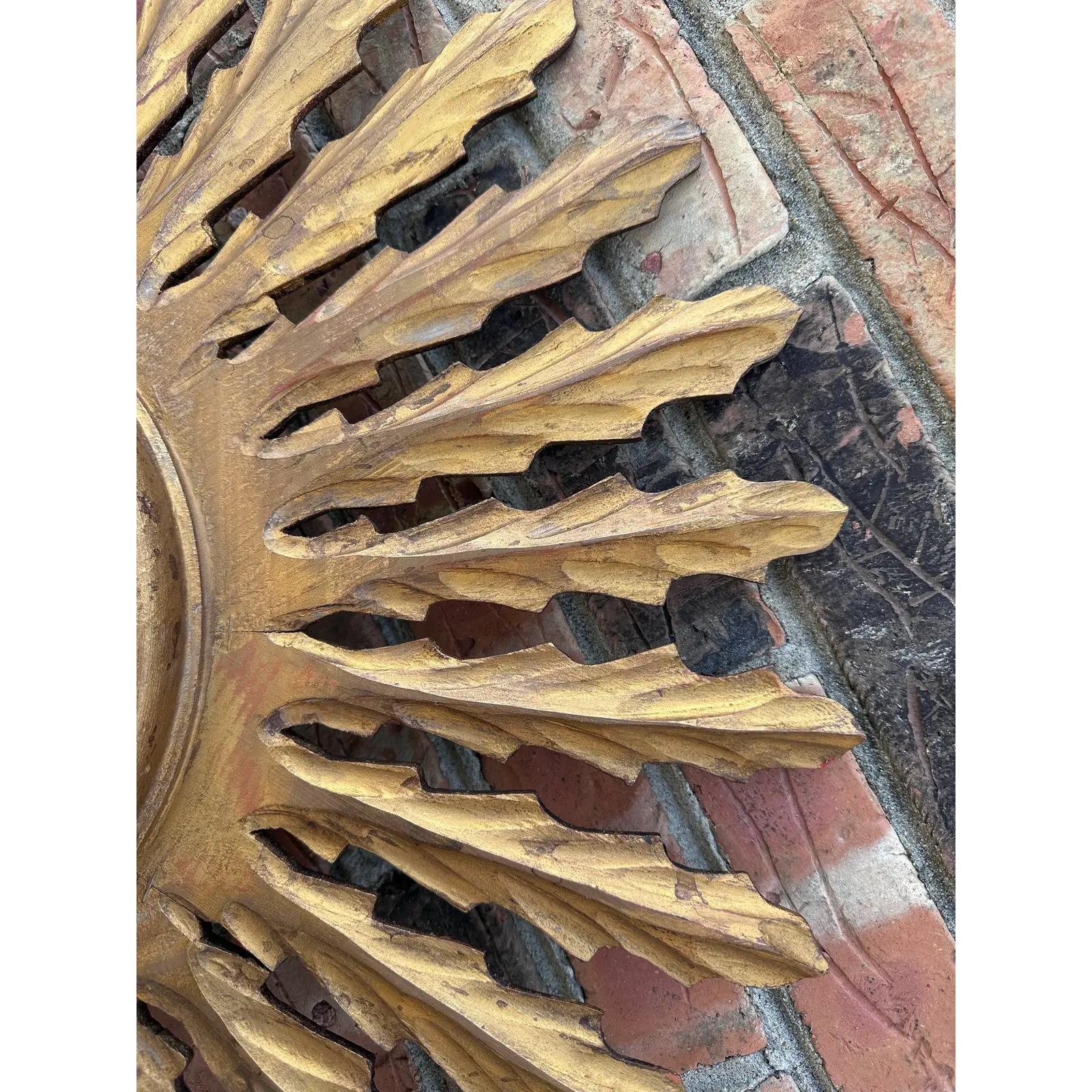 Questo è un bellissimo specchio francese a raggiera! Nel classico stile sunburst. I dettagli di questo pezzo sono particolarmente buoni: ogni raggio è stato intagliato in modo eccellente e lo specchio è convesso, cosa molto rara da trovare. Piccoli