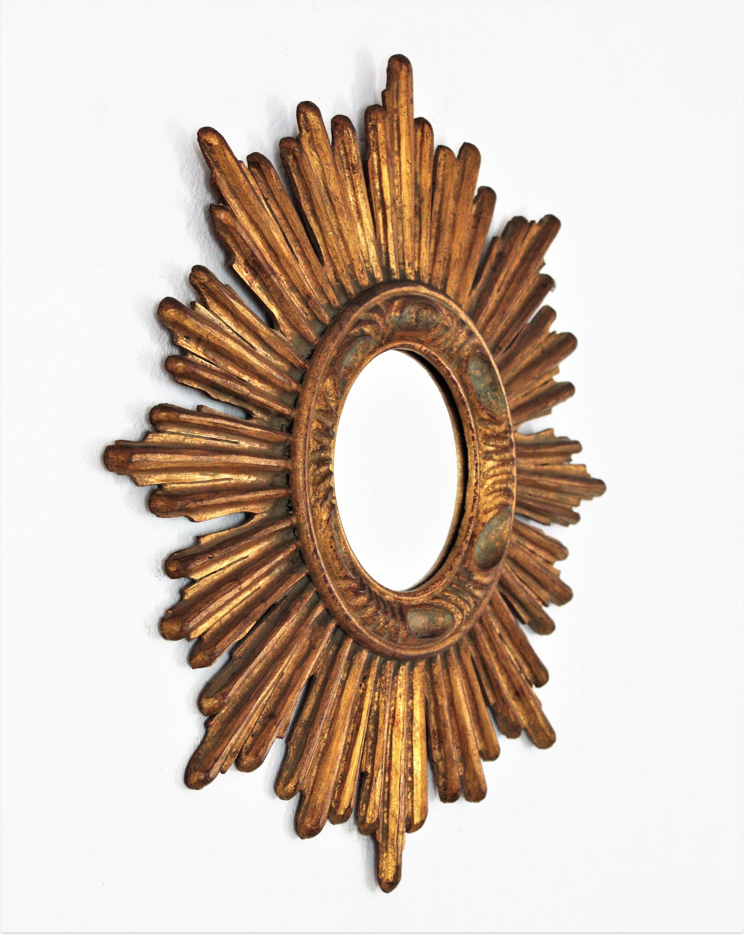 French Sunburst Mirror in Carved Giltwood, 1940s In Good Condition In Barcelona, ES