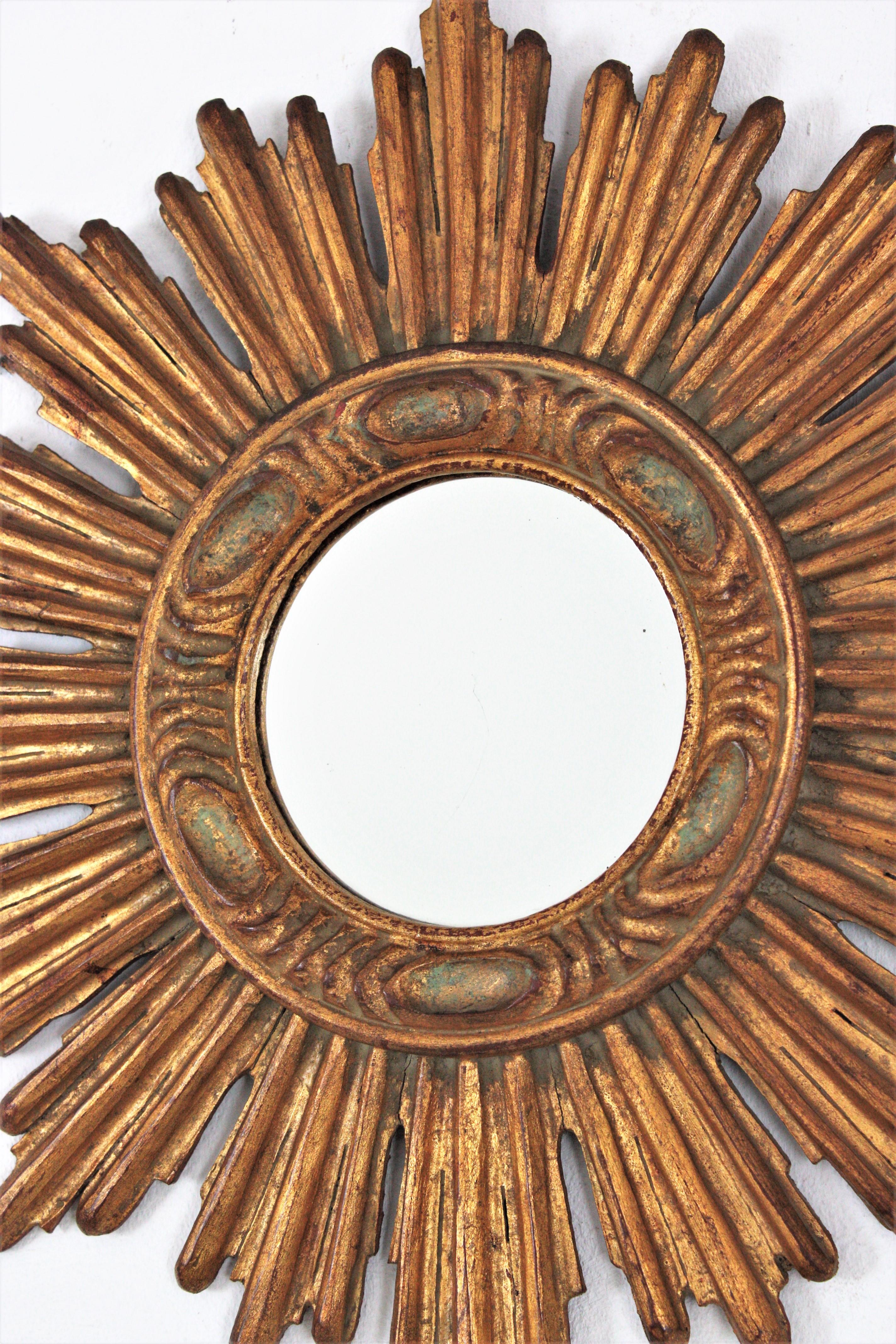 French Sunburst Mirror in Carved Giltwood, 1940s 1