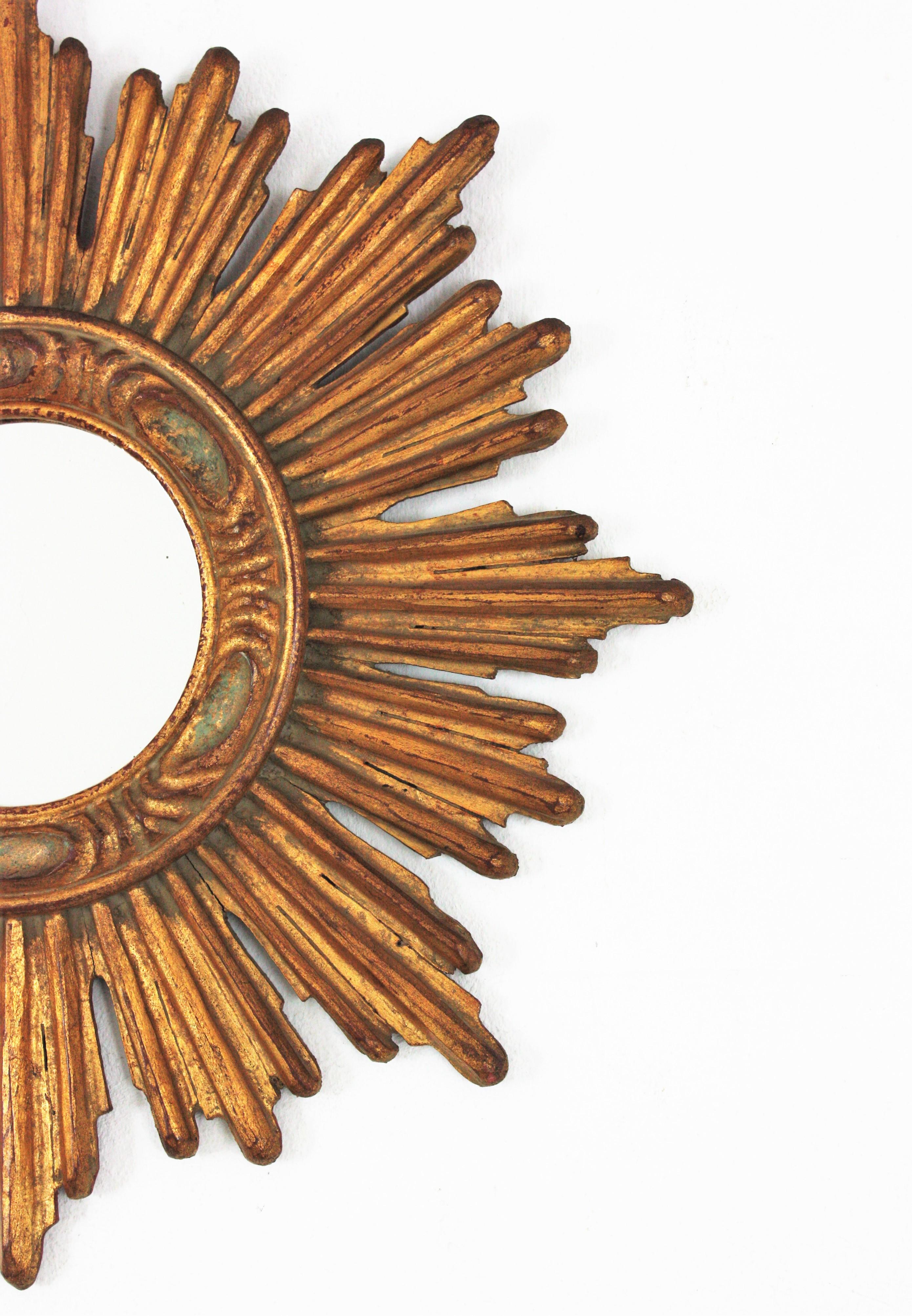 French Sunburst Mirror in Carved Giltwood, 1940s 3