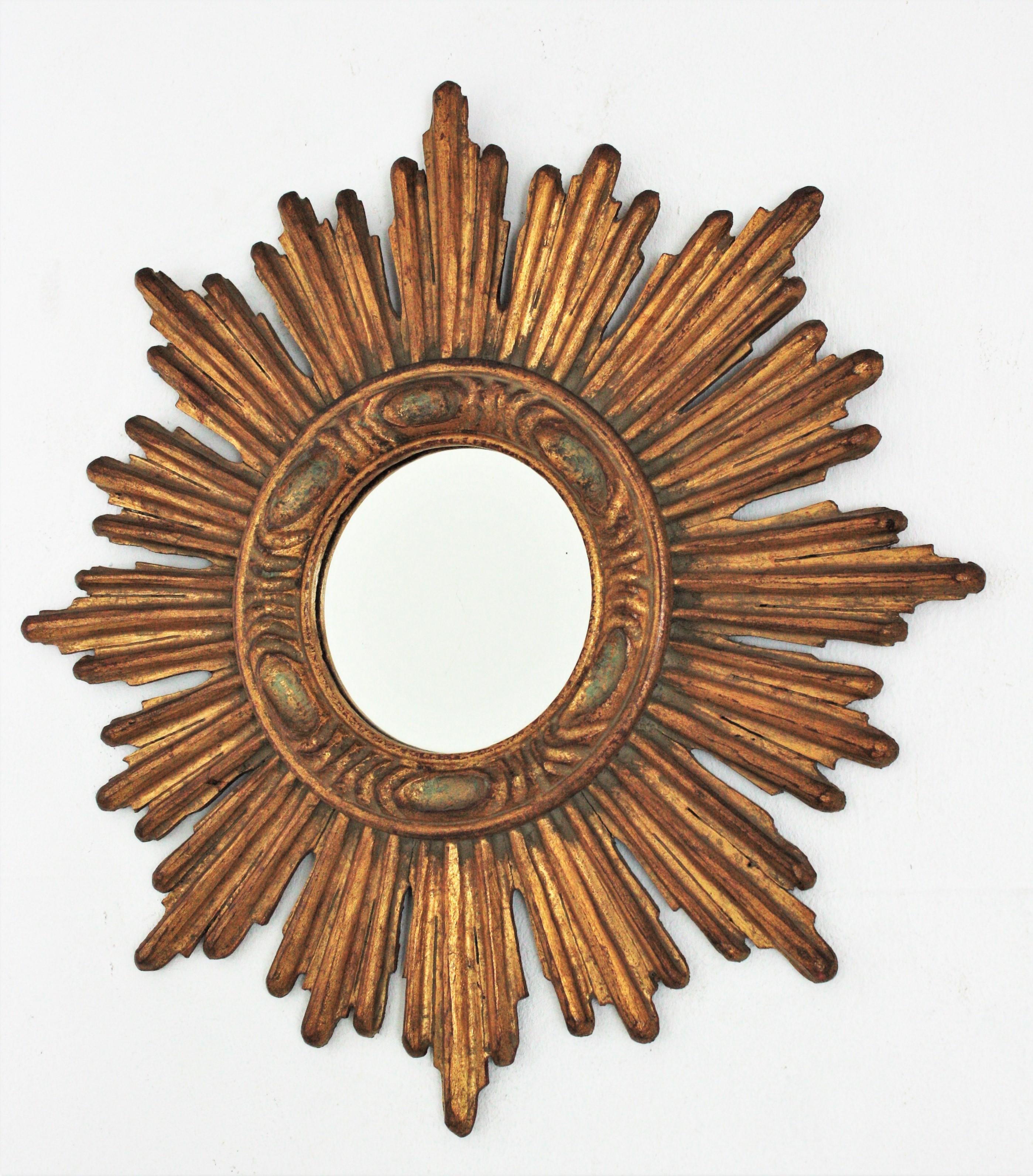 French Sunburst Mirror in Carved Giltwood, 1940s 4