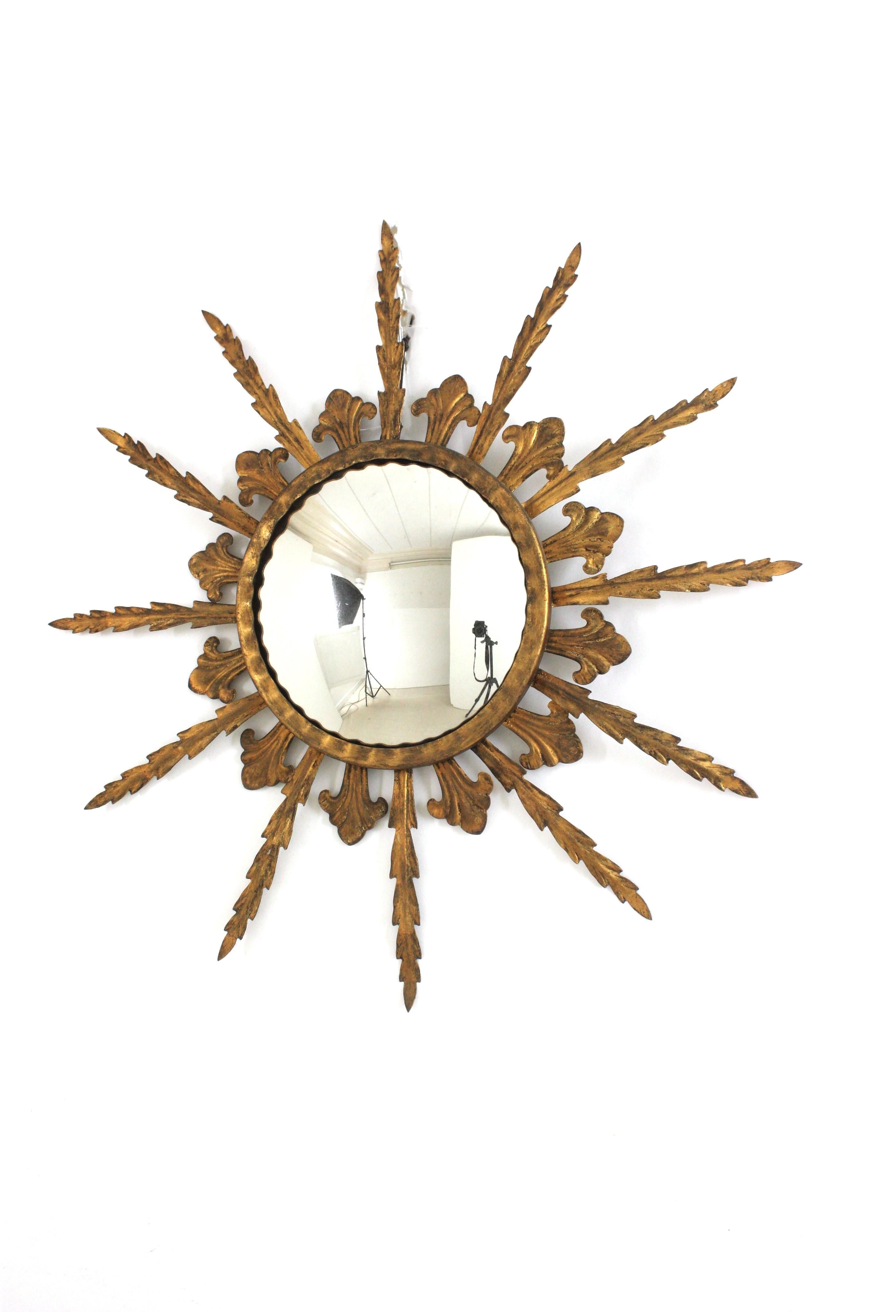 Miroir convexe en métal doré de style régence hollywoodienne, France, années 1950
Miroir convexe en fer doré de style Hollywood Regency avec cadre feuillagé et finition à la feuille d'or. 
Ce miroir a une belle patine vieillie et il est intéressant