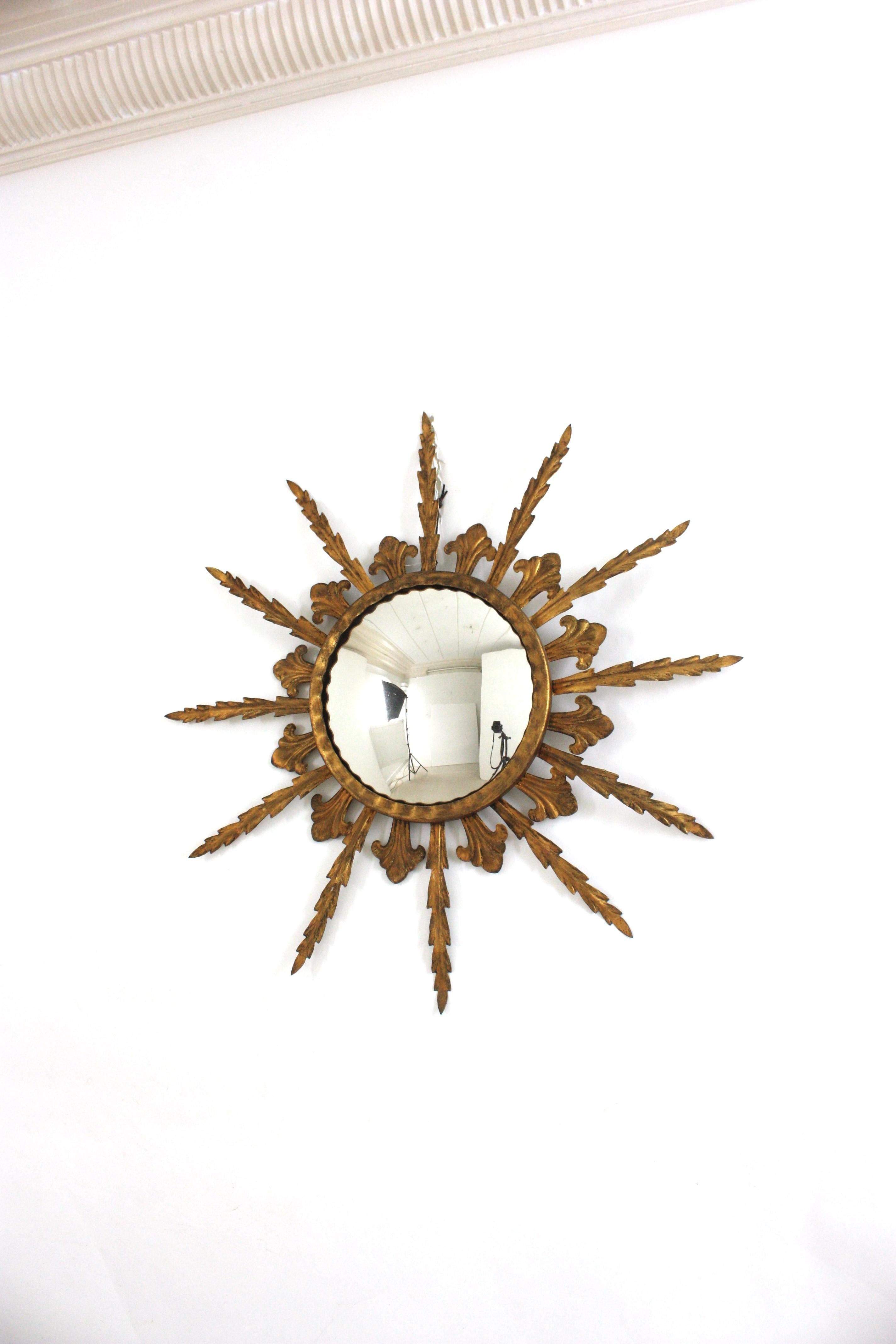 Hollywood Regency Miroir en fer doré avec verre convexe, années 1950 en vente
