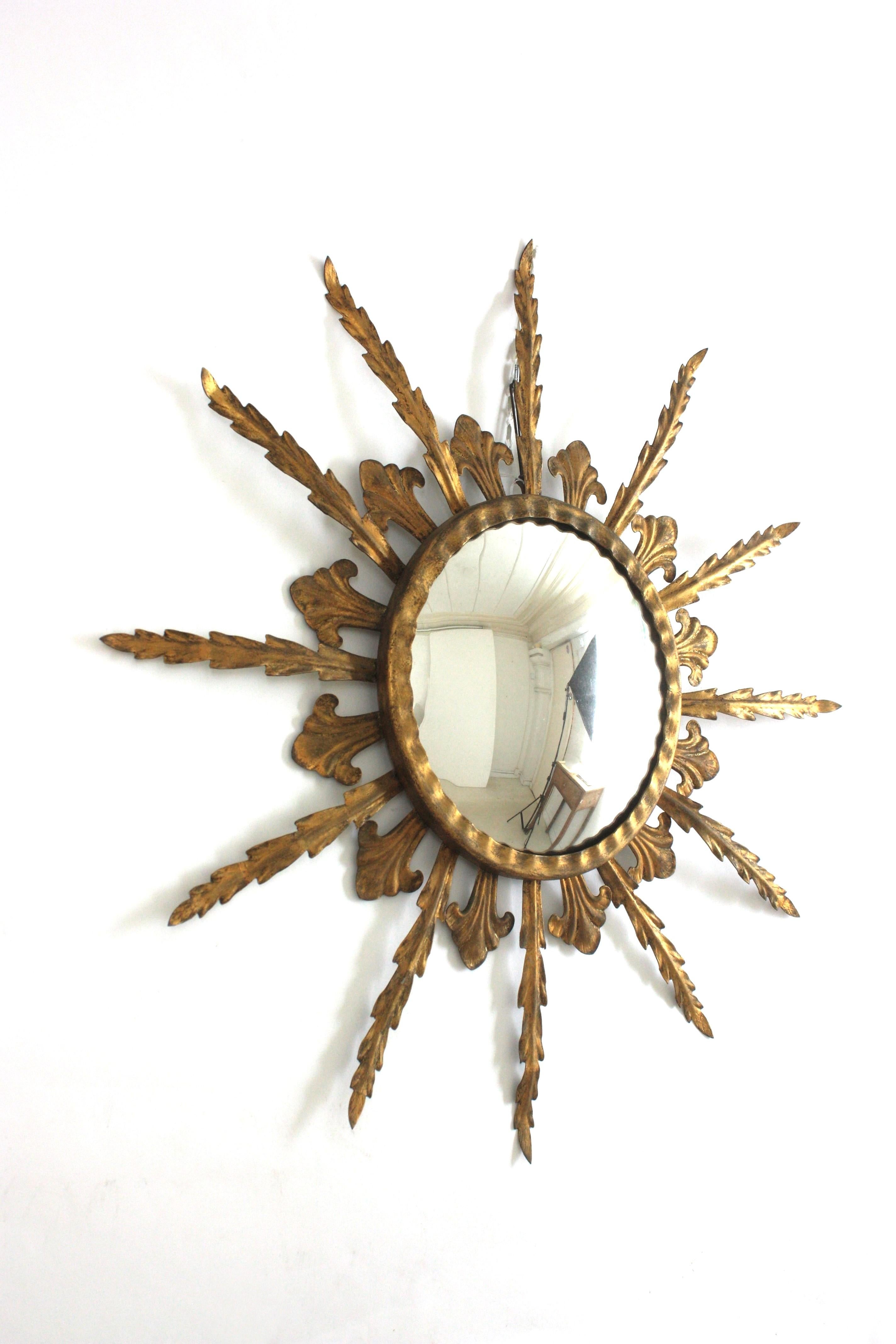 Français Miroir en fer doré avec verre convexe, années 1950 en vente