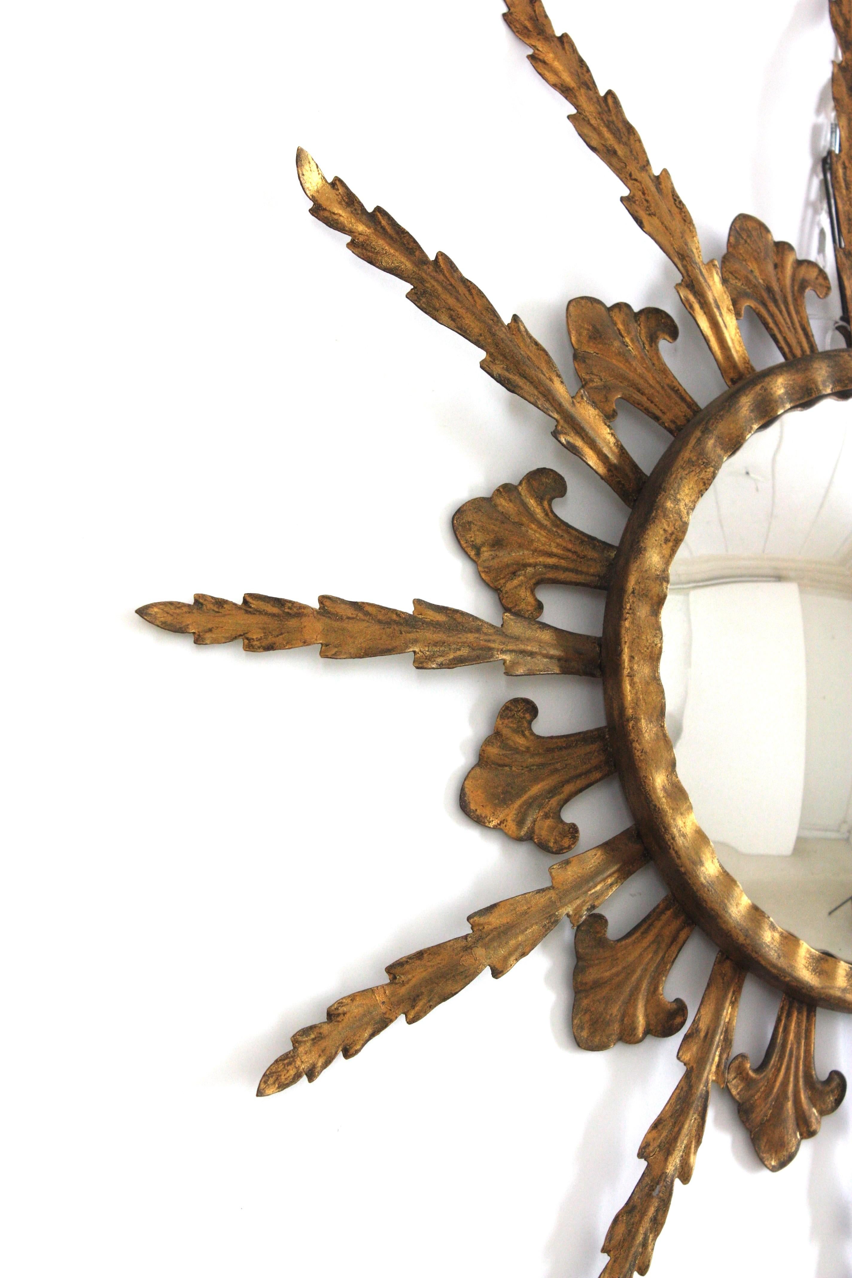Miroir en fer doré avec verre convexe, années 1950 Bon état - En vente à Barcelona, ES