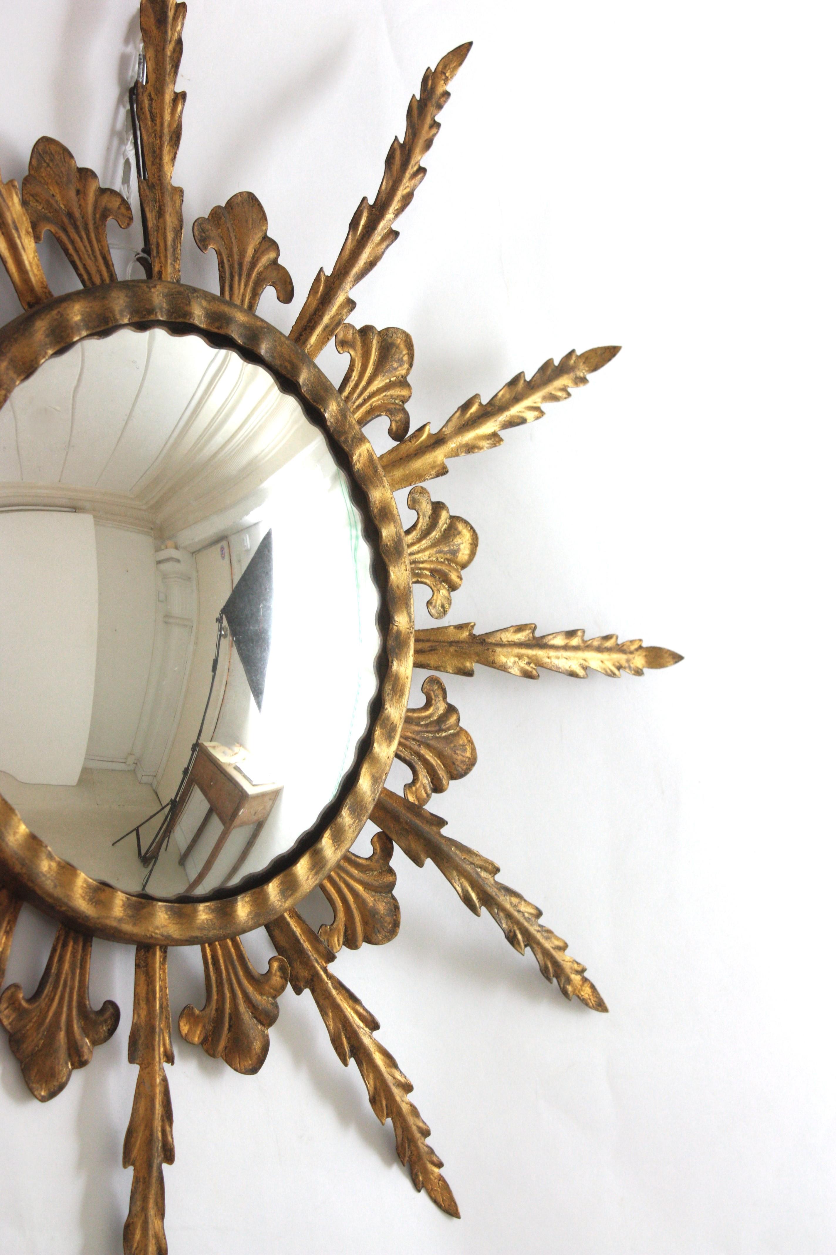 20ième siècle Miroir en fer doré avec verre convexe, années 1950 en vente