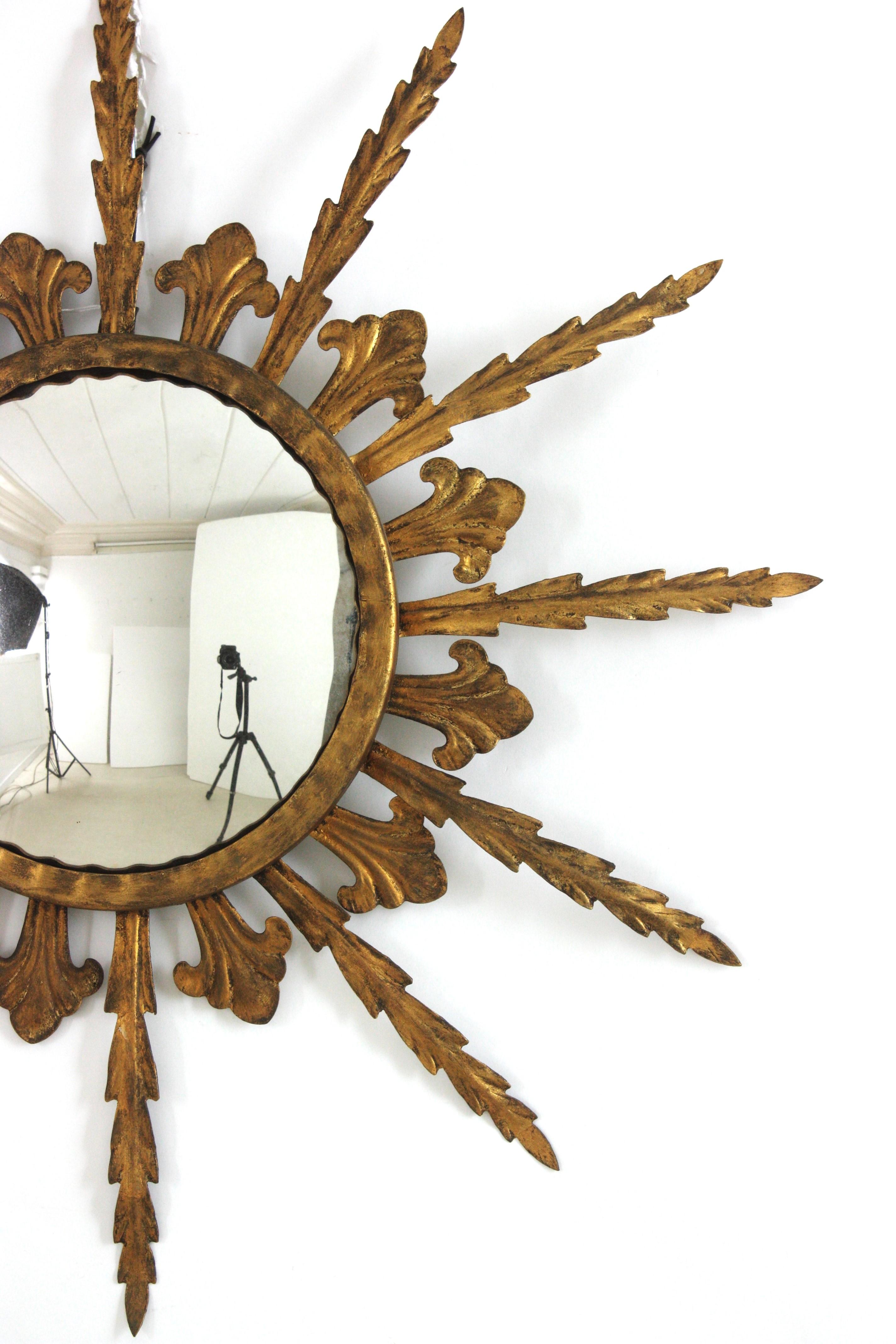 Miroir en fer doré avec verre convexe, années 1950 en vente 1
