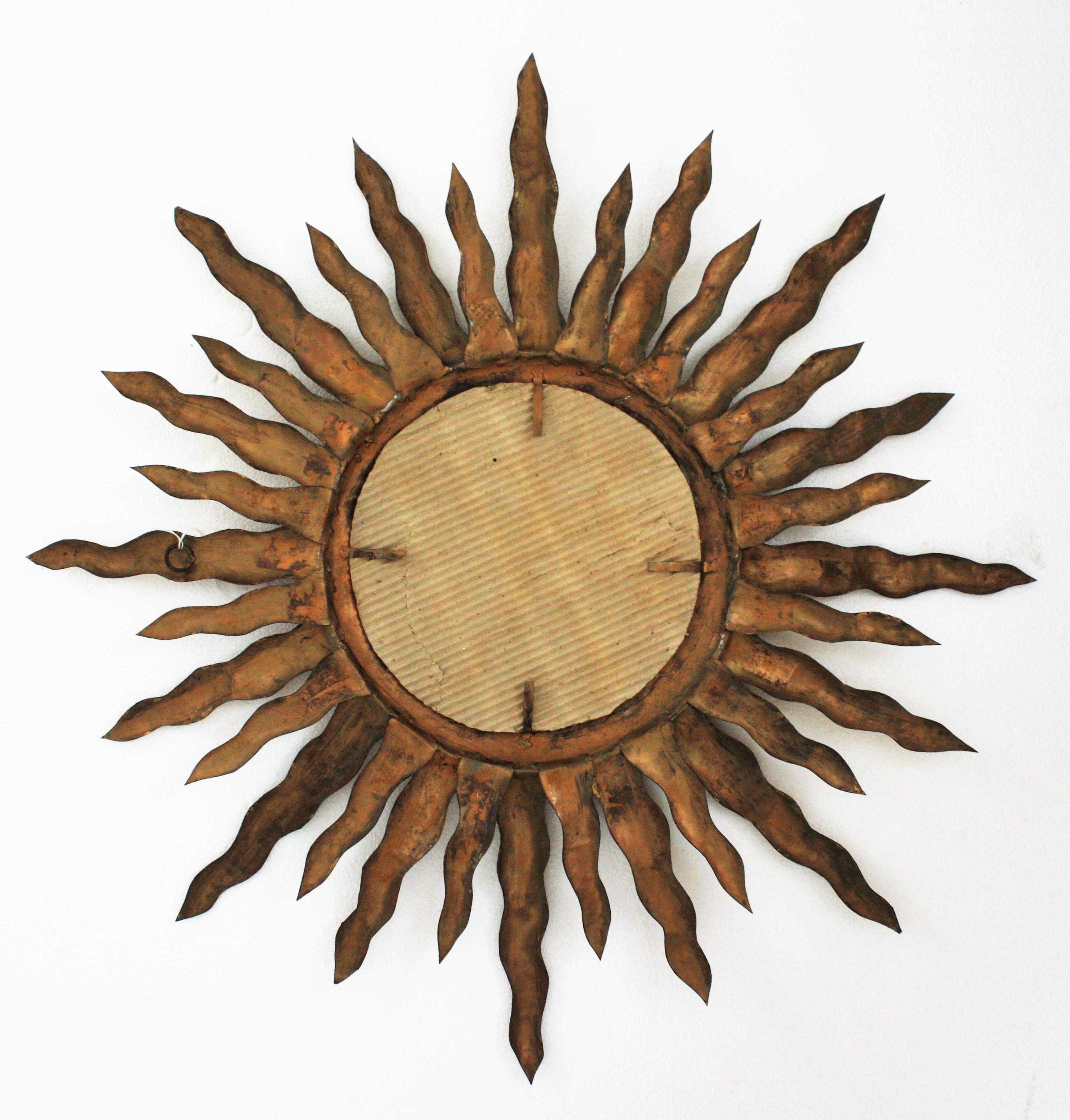 Miroir français Sunburst en métal doré, années 1950 en vente 4