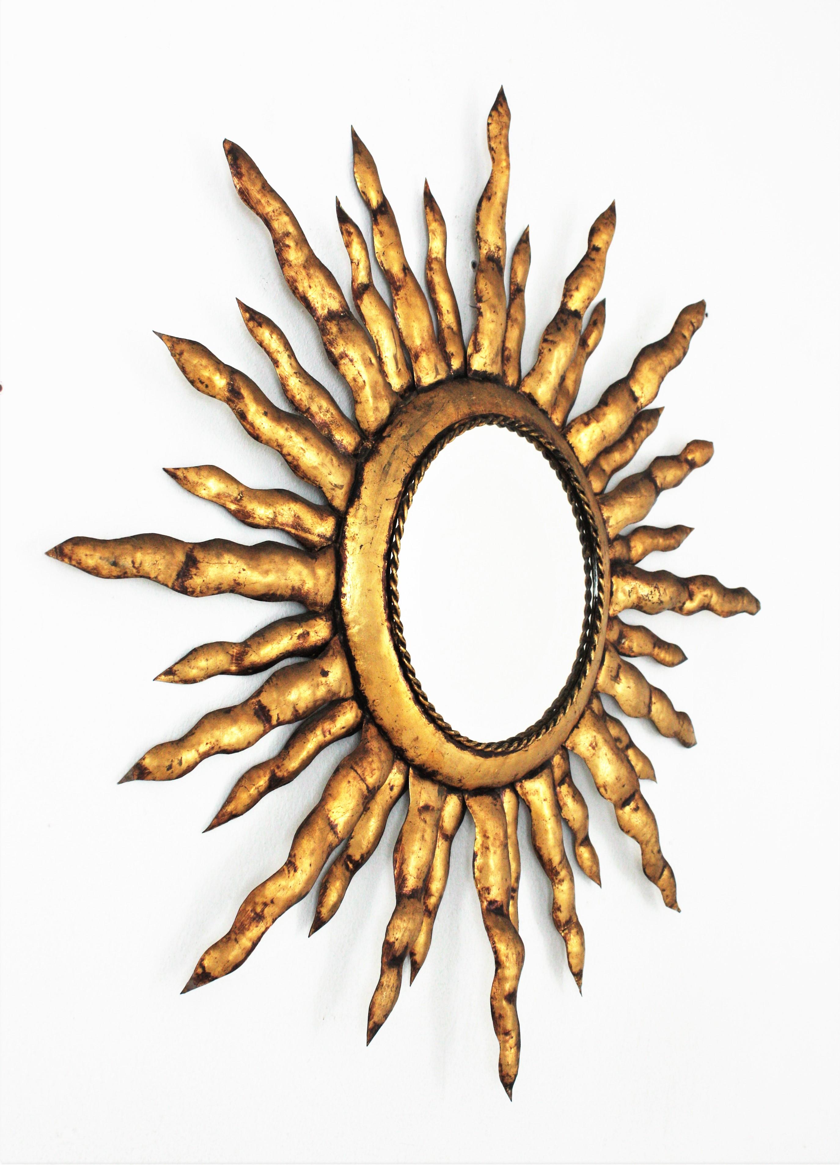 Sunburst-Spiegel aus vergoldetem Metall, 1950er Jahre (Französisch) im Angebot